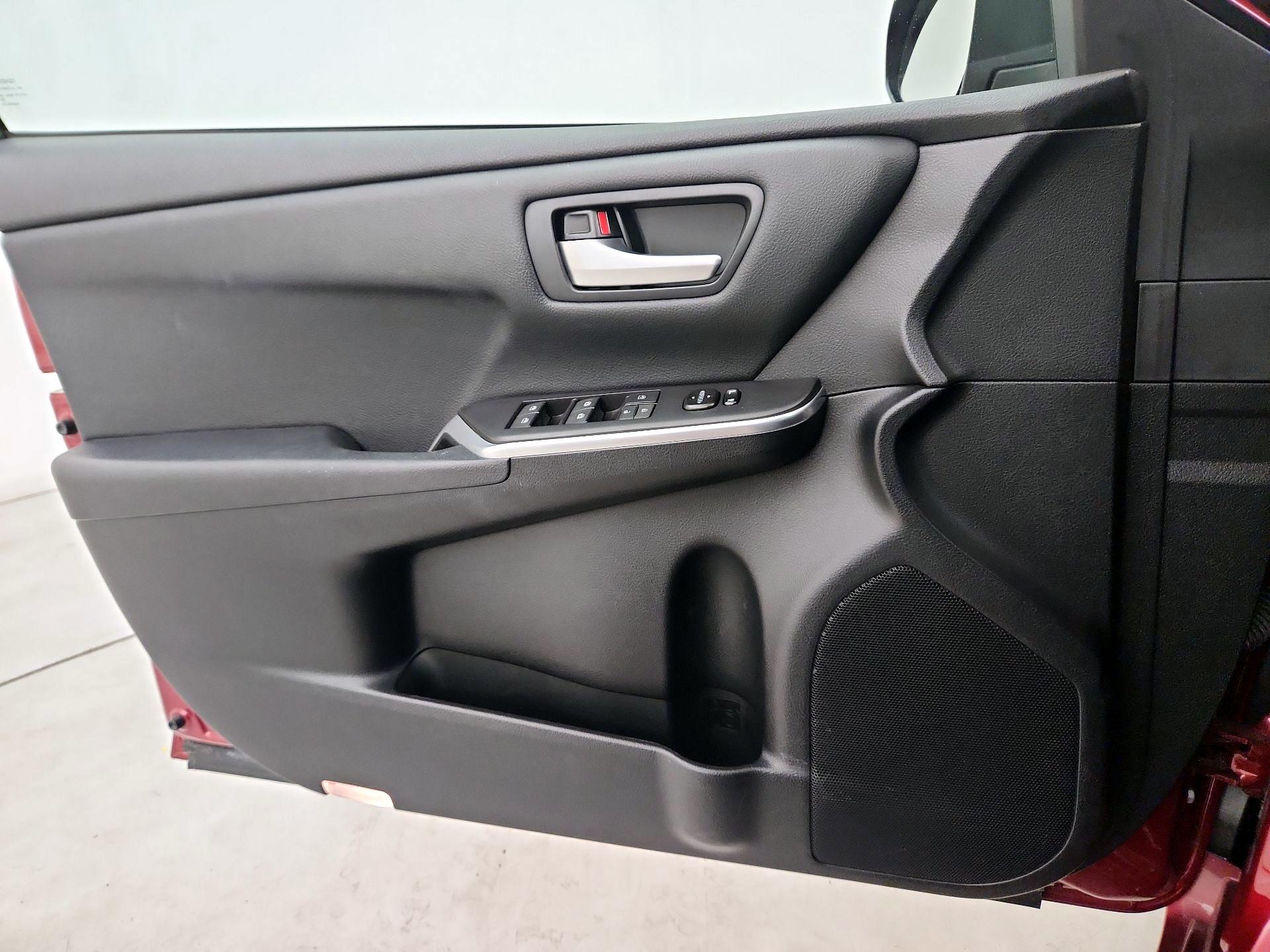 Thumbnail: 2016 Toyota Camry - 12