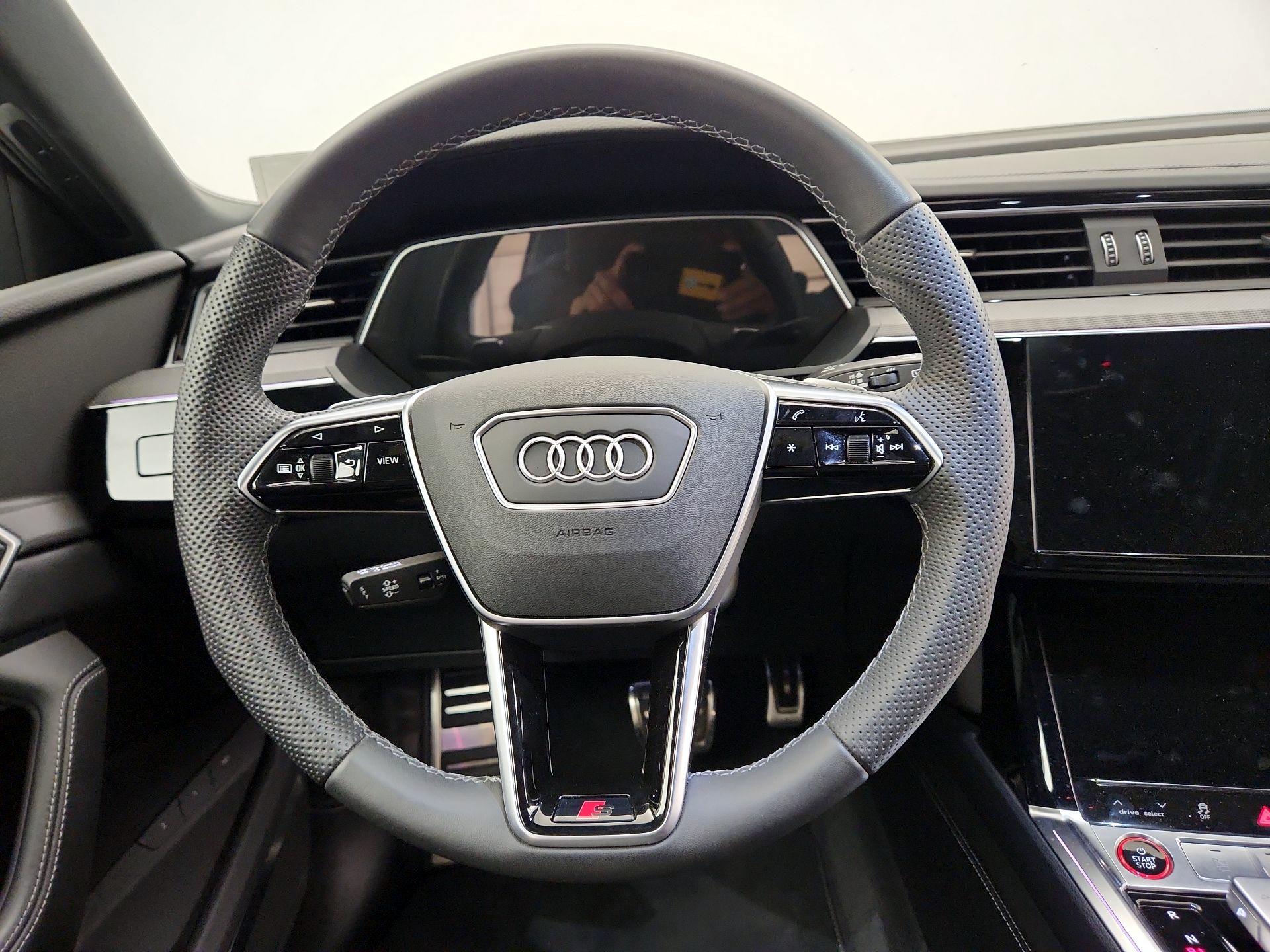 Thumbnail: 2024 Audi SQ8 e-tron - 10