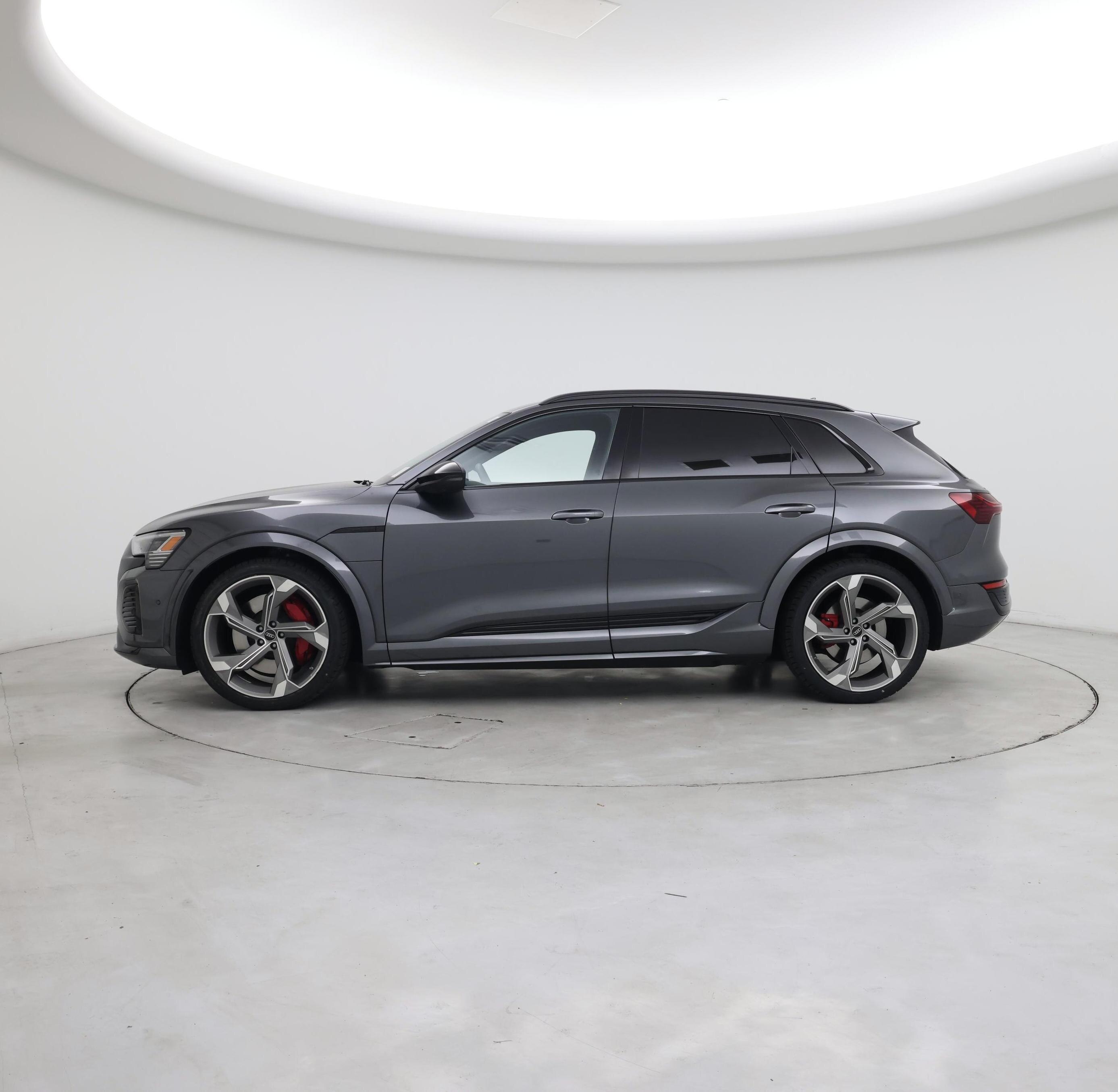 Thumbnail: 2024 Audi SQ8 e-tron - 3