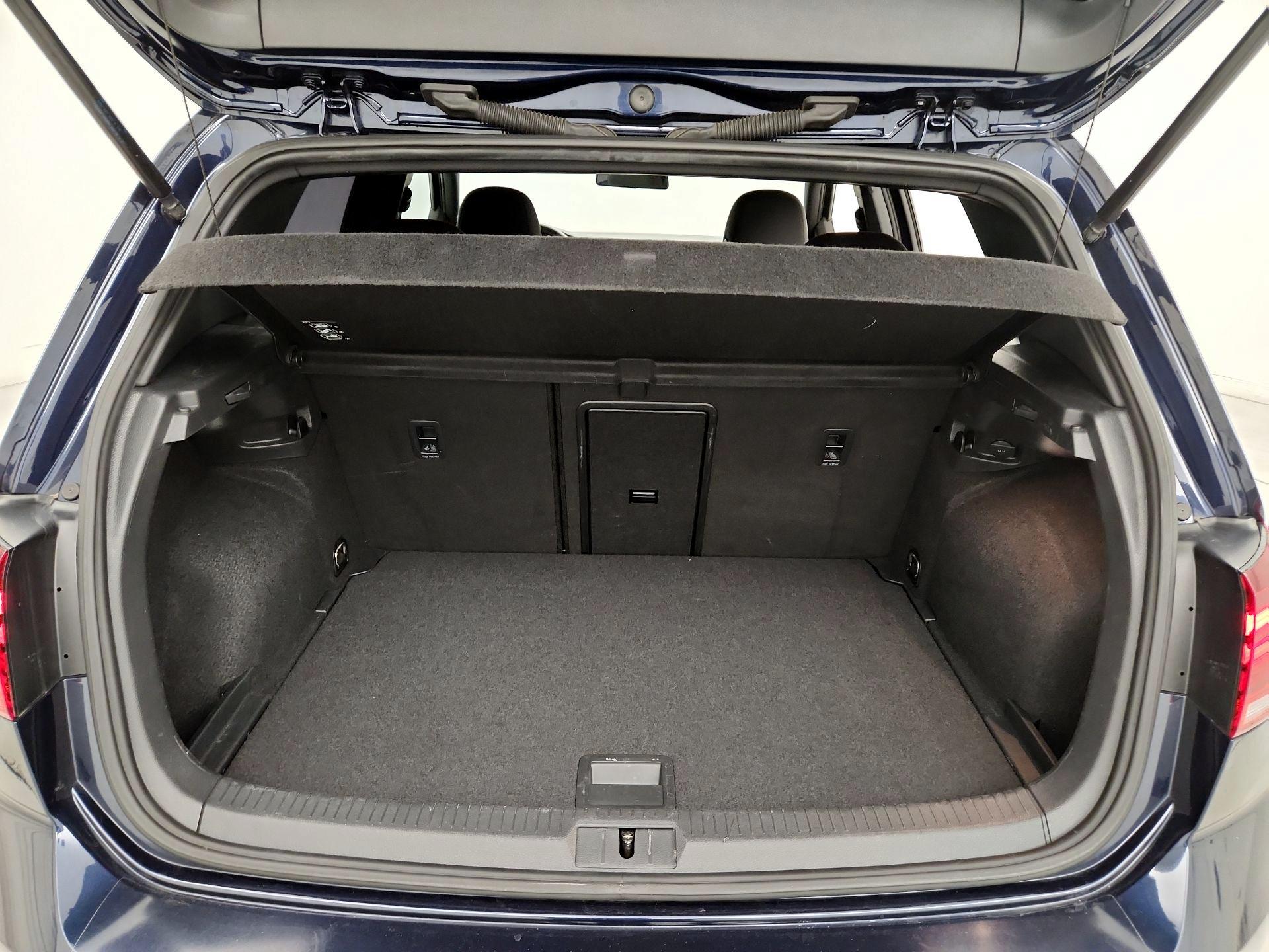 Thumbnail: 2019 Volkswagen Golf - 20