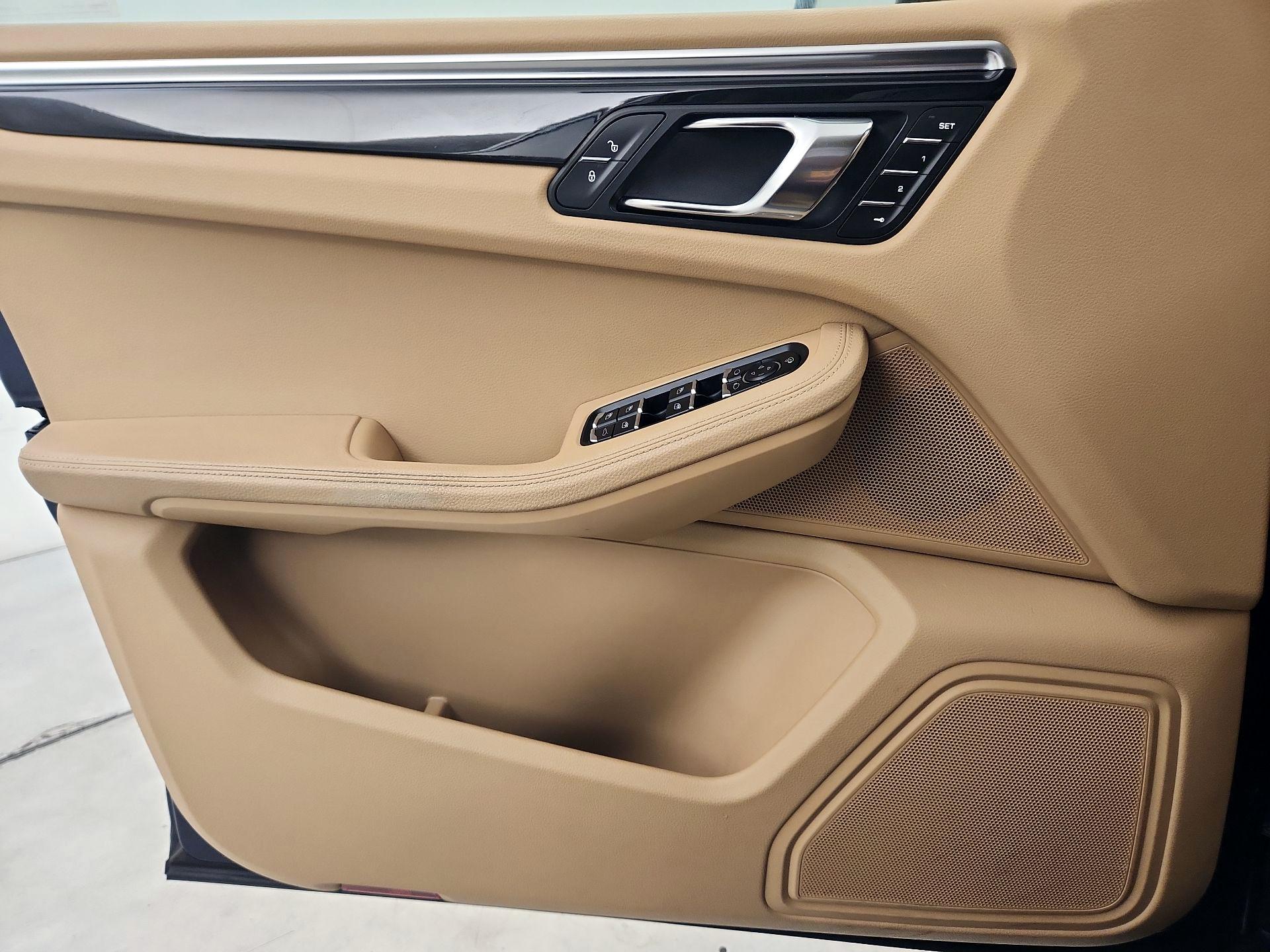 Thumbnail: 2016 Porsche Macan - 12