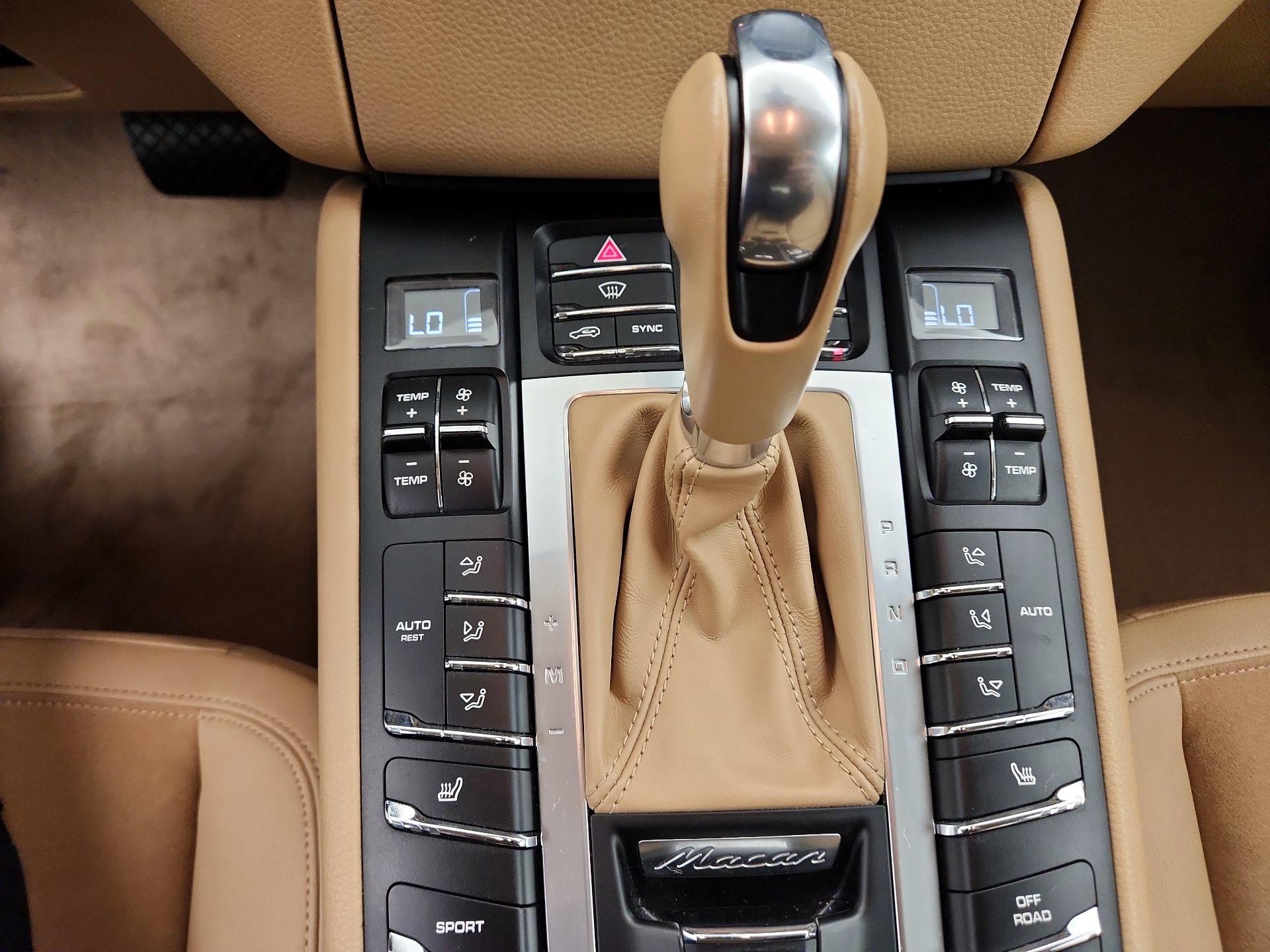 Thumbnail: 2016 Porsche Macan - 16