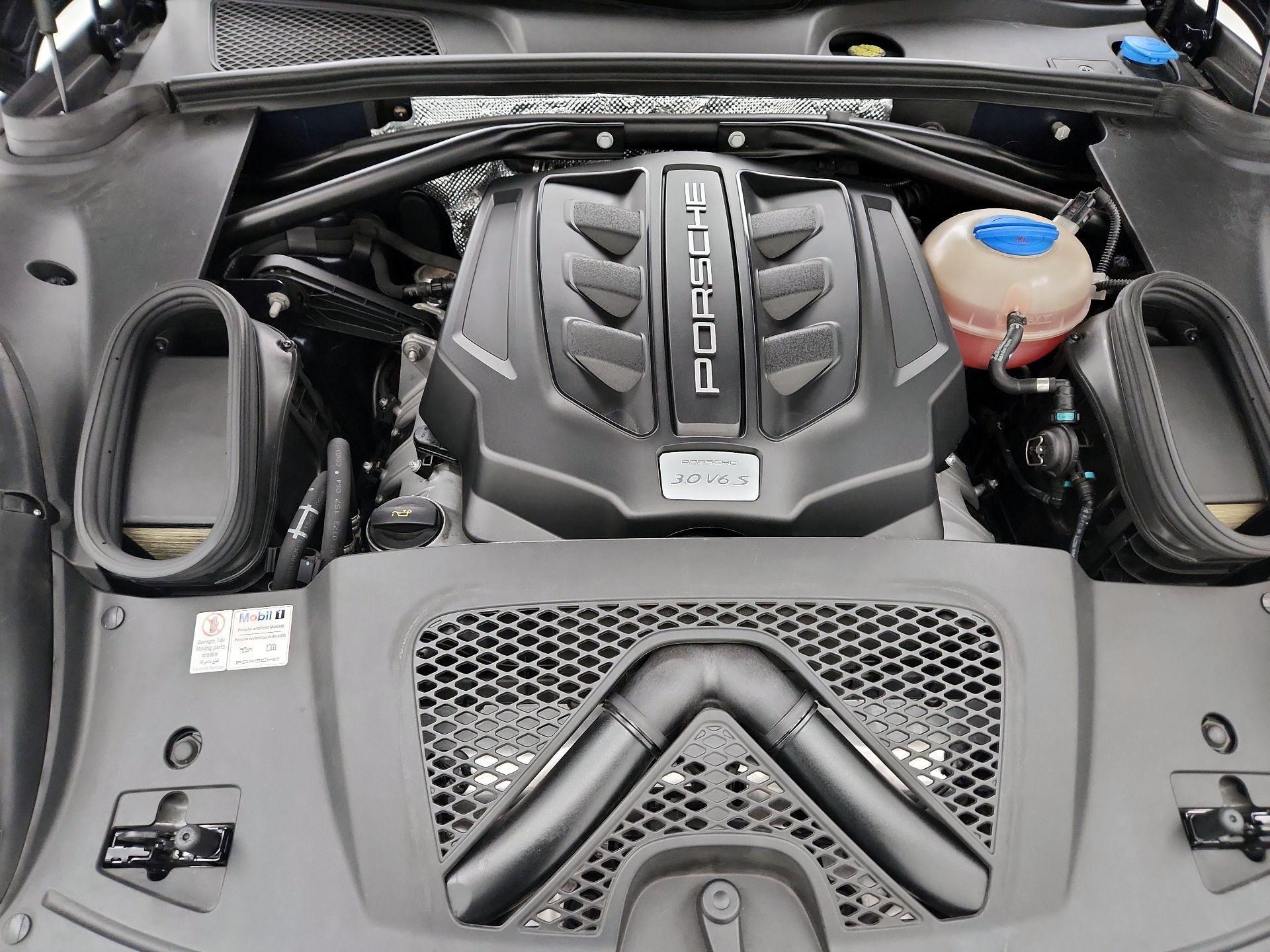 Thumbnail: 2016 Porsche Macan - 20