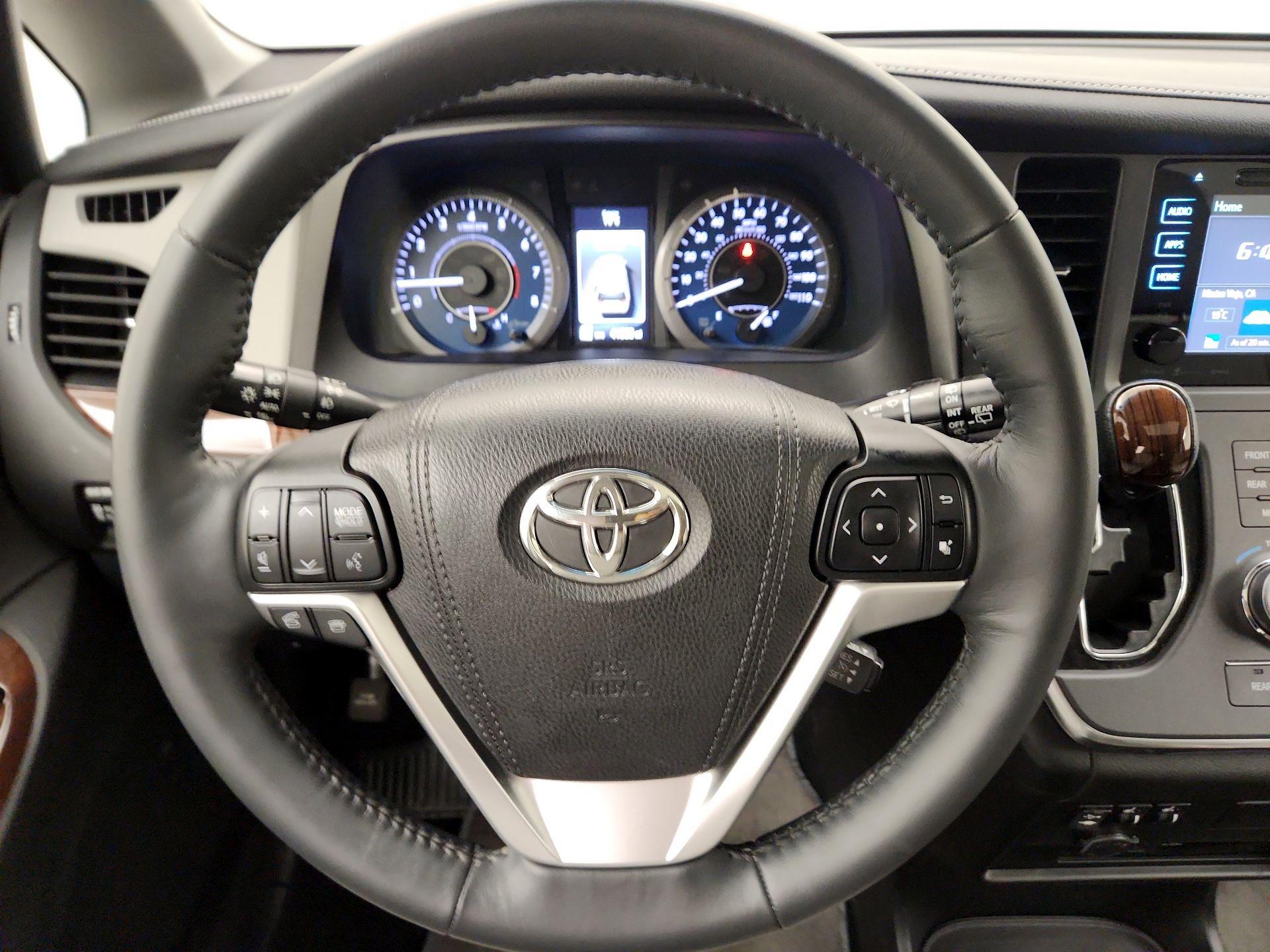 Thumbnail: 2016 Toyota Sienna - 10