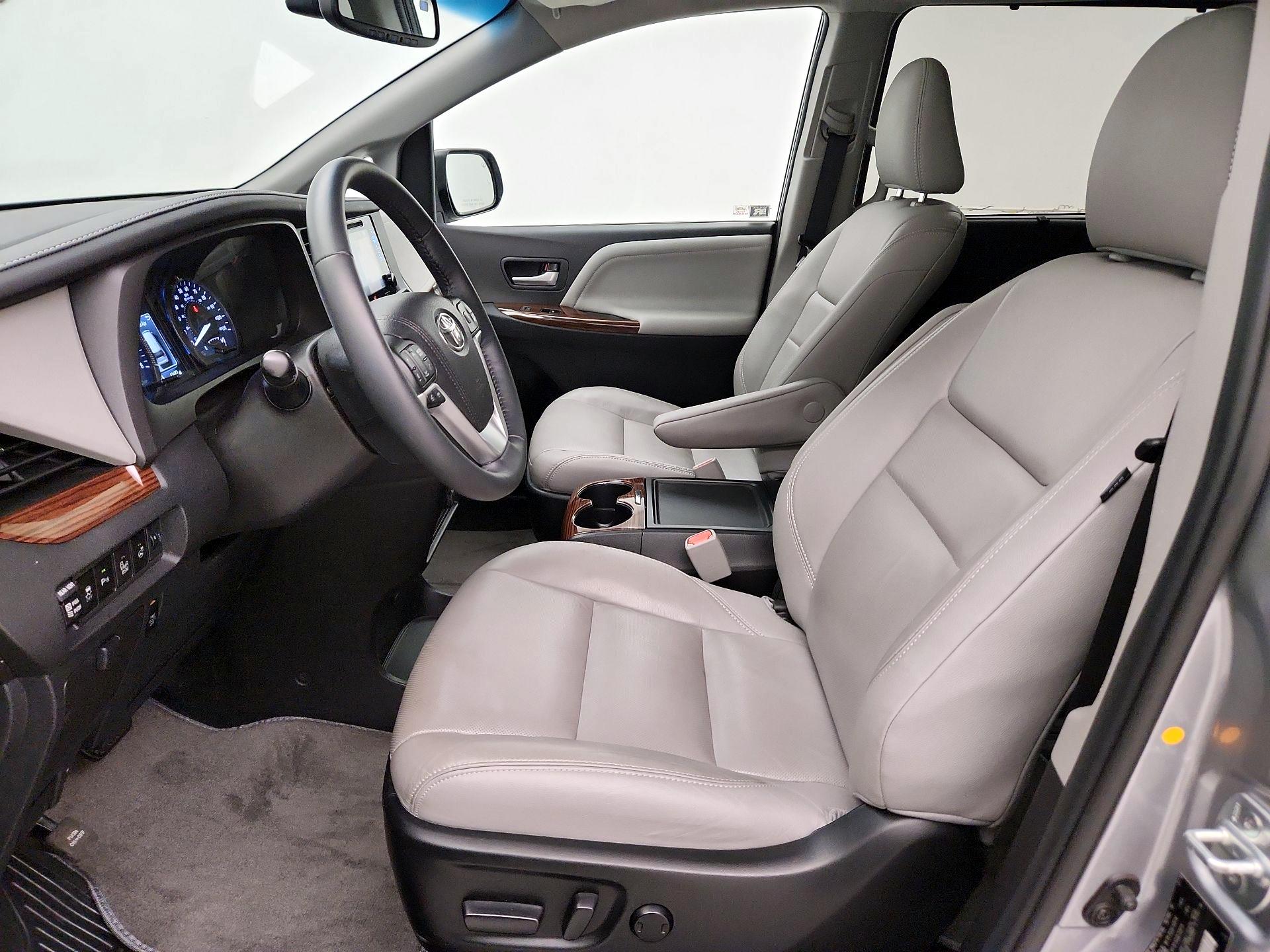 Thumbnail: 2016 Toyota Sienna - 11