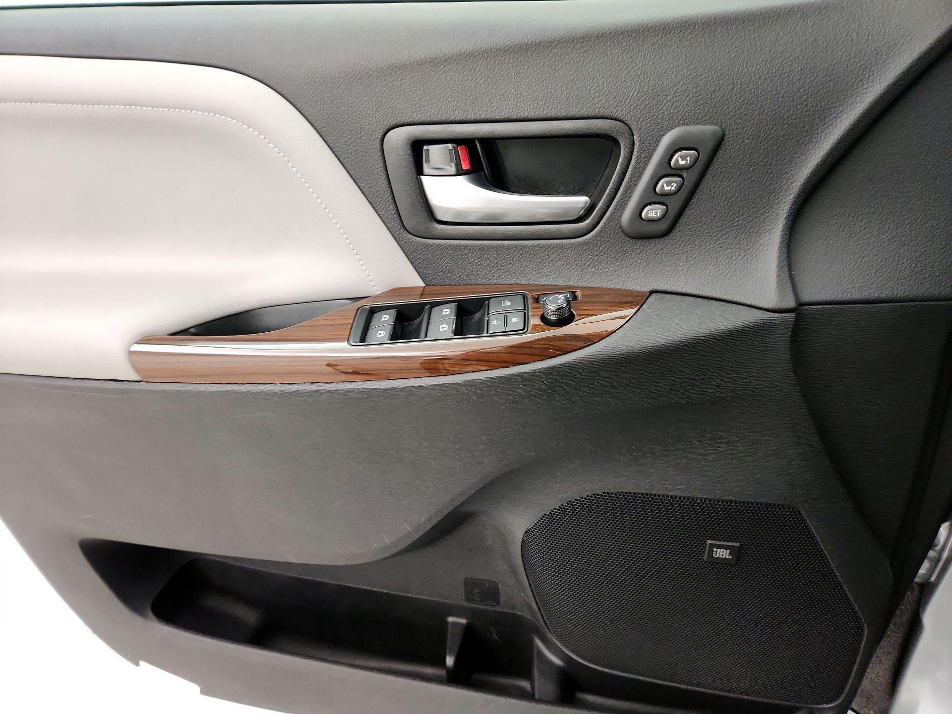 Thumbnail: 2016 Toyota Sienna - 12