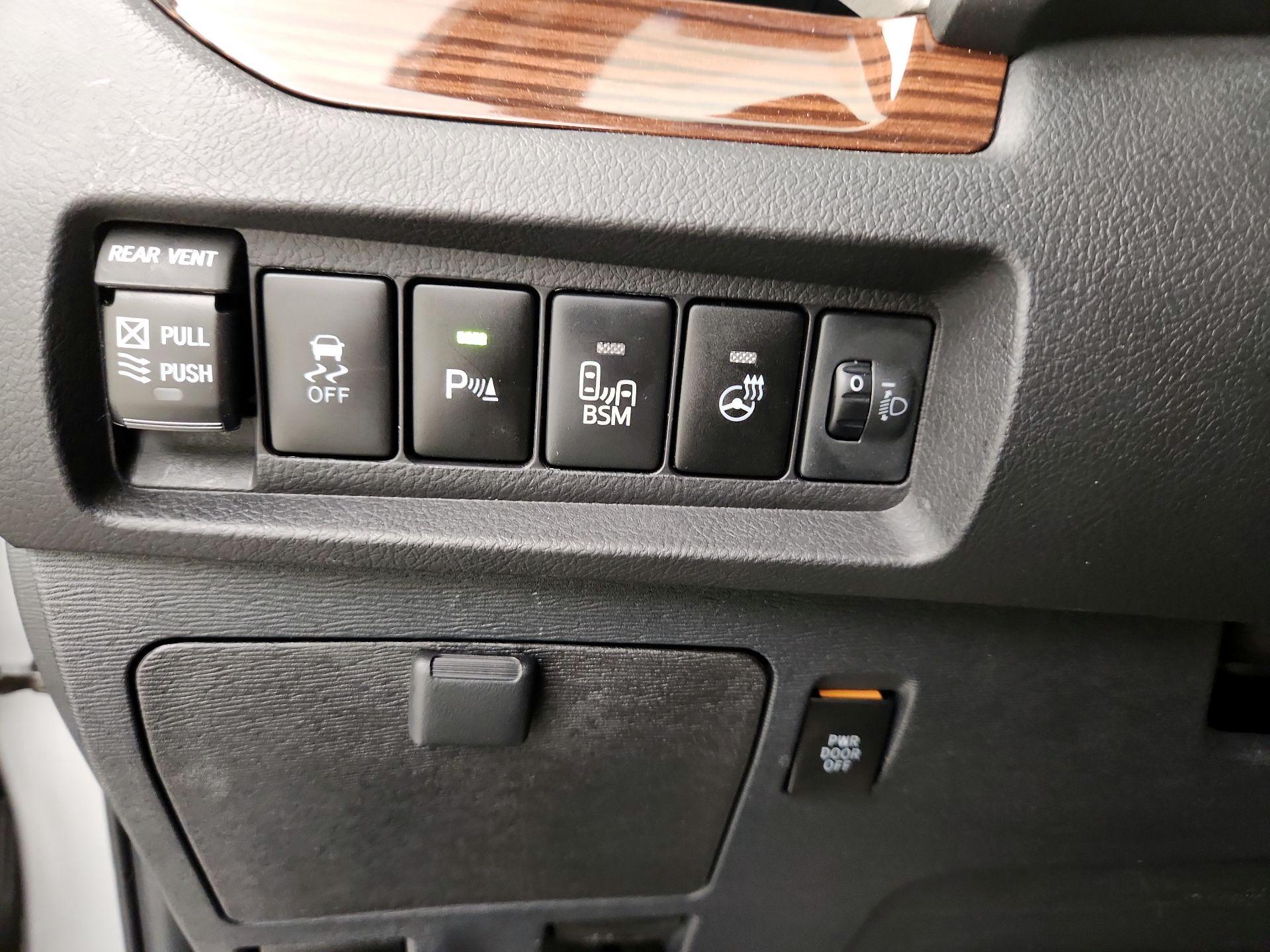 Thumbnail: 2016 Toyota Sienna - 13