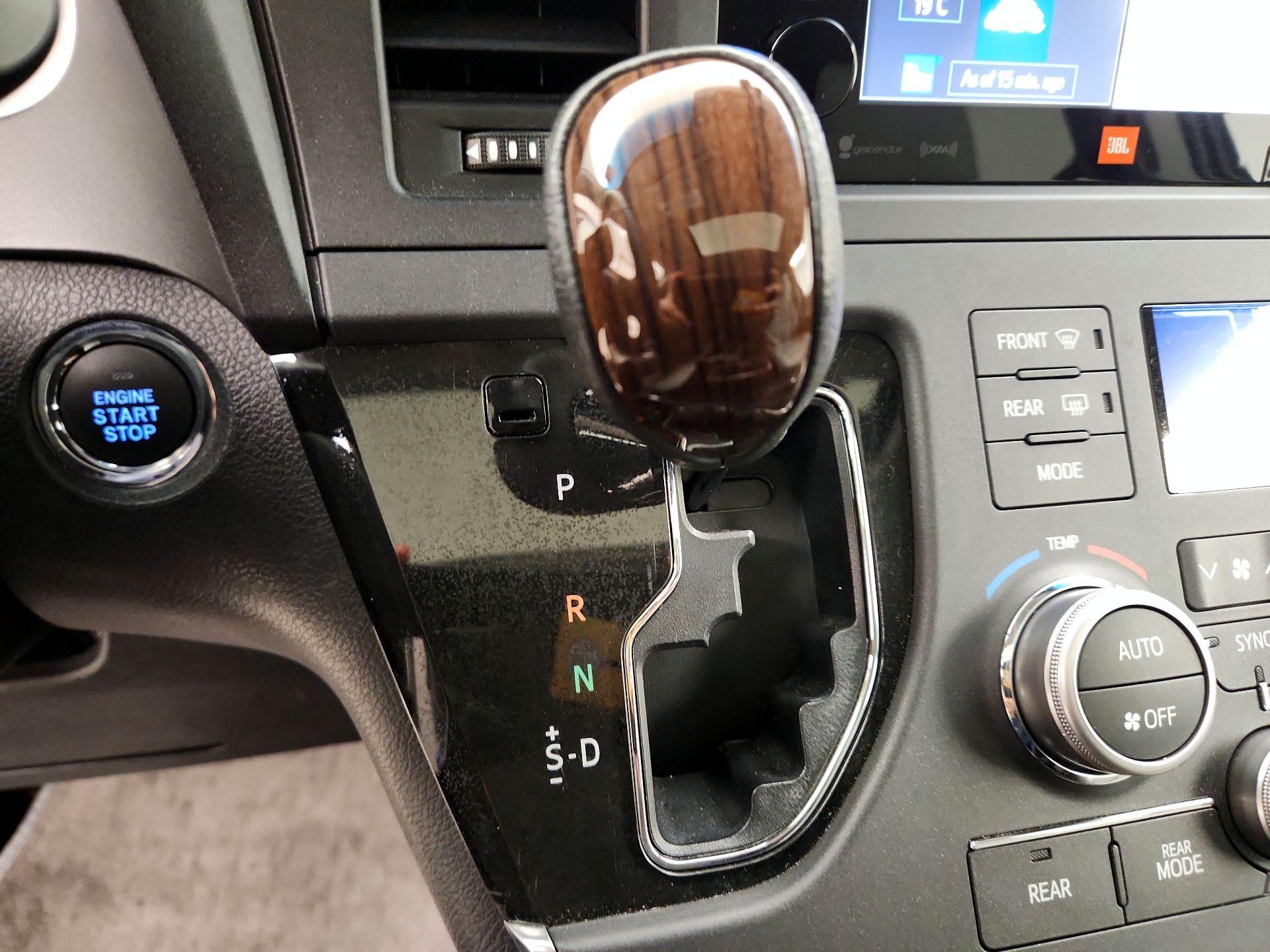 Thumbnail: 2016 Toyota Sienna - 18