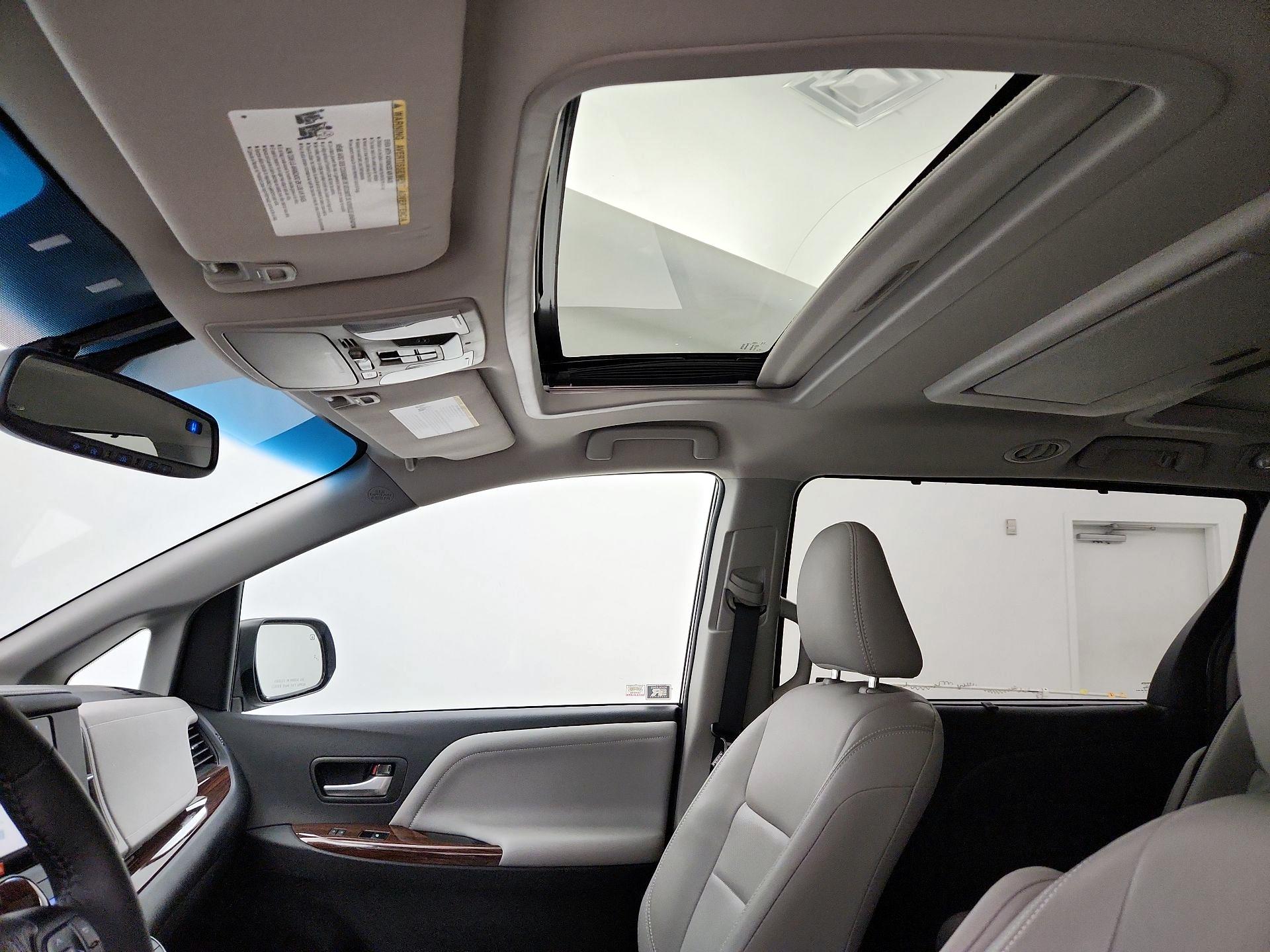 Thumbnail: 2016 Toyota Sienna - 19