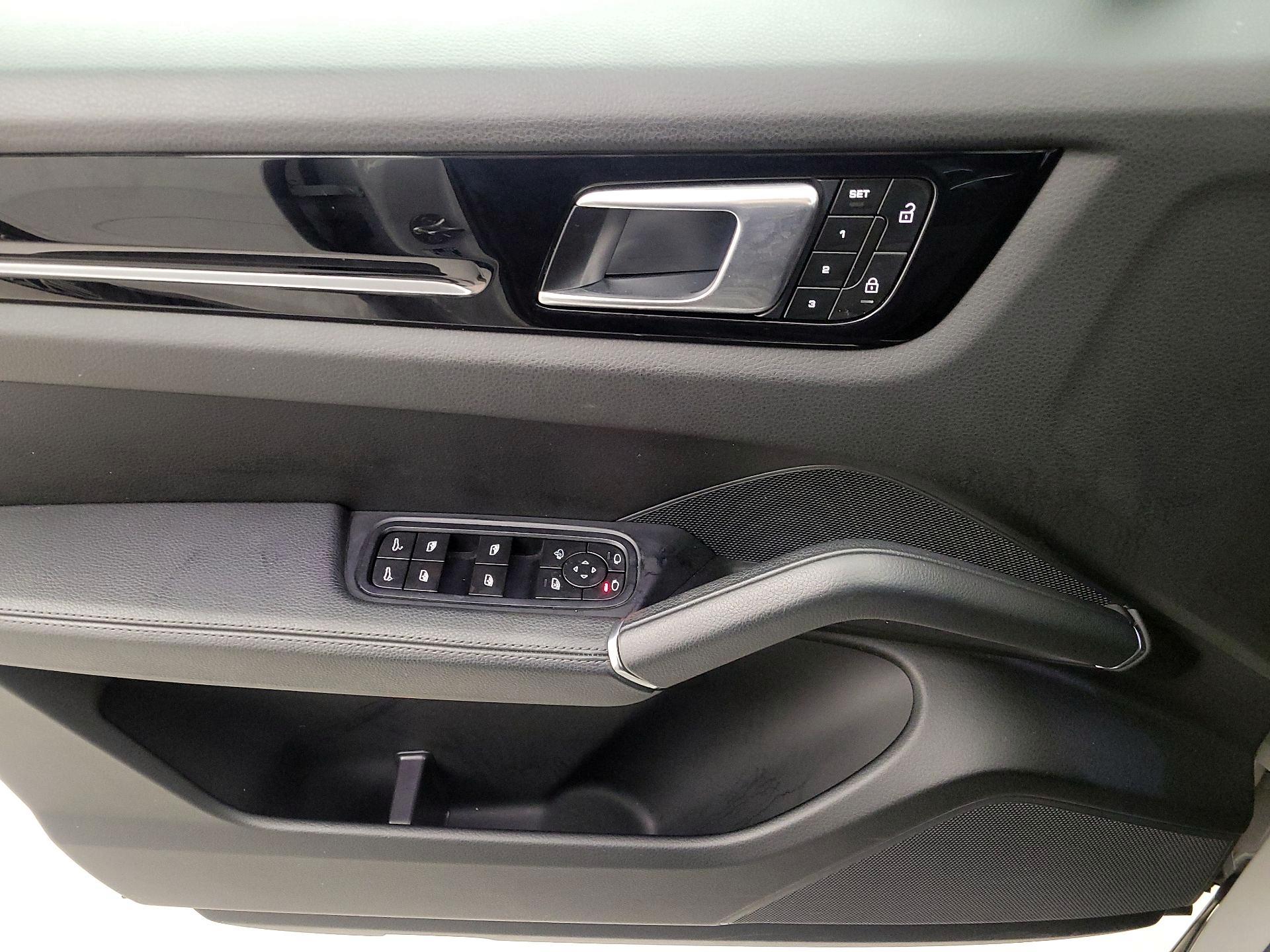 Thumbnail: 2023 Porsche Cayenne - 12