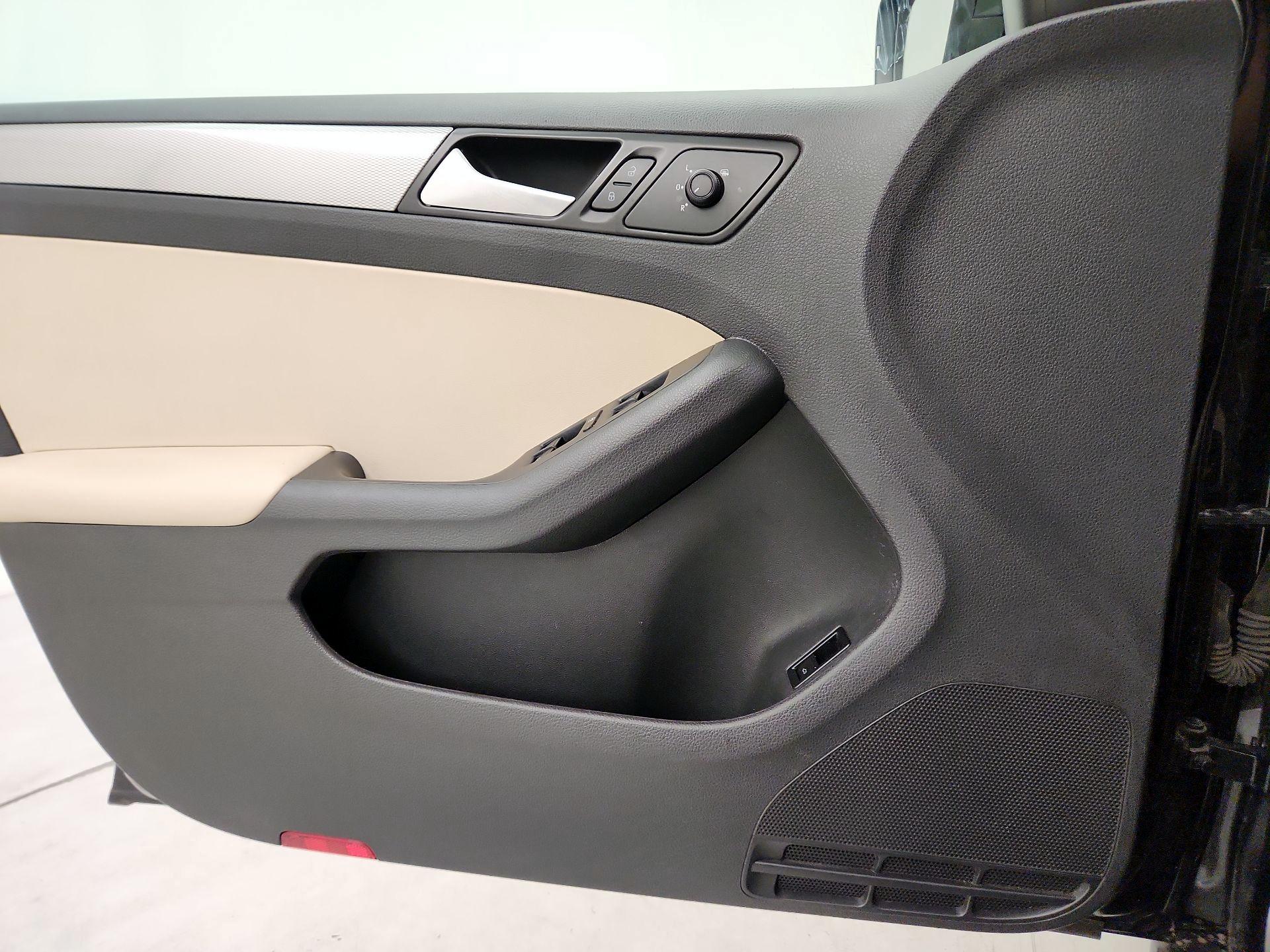 Thumbnail: 2017 Volkswagen Jetta - 12