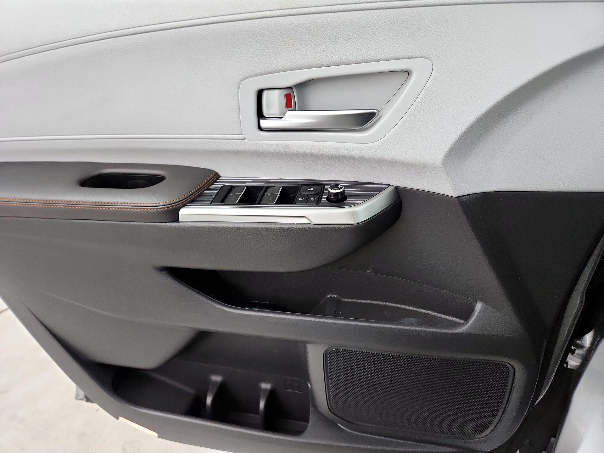 Thumbnail: 2021 Toyota Sienna - 12