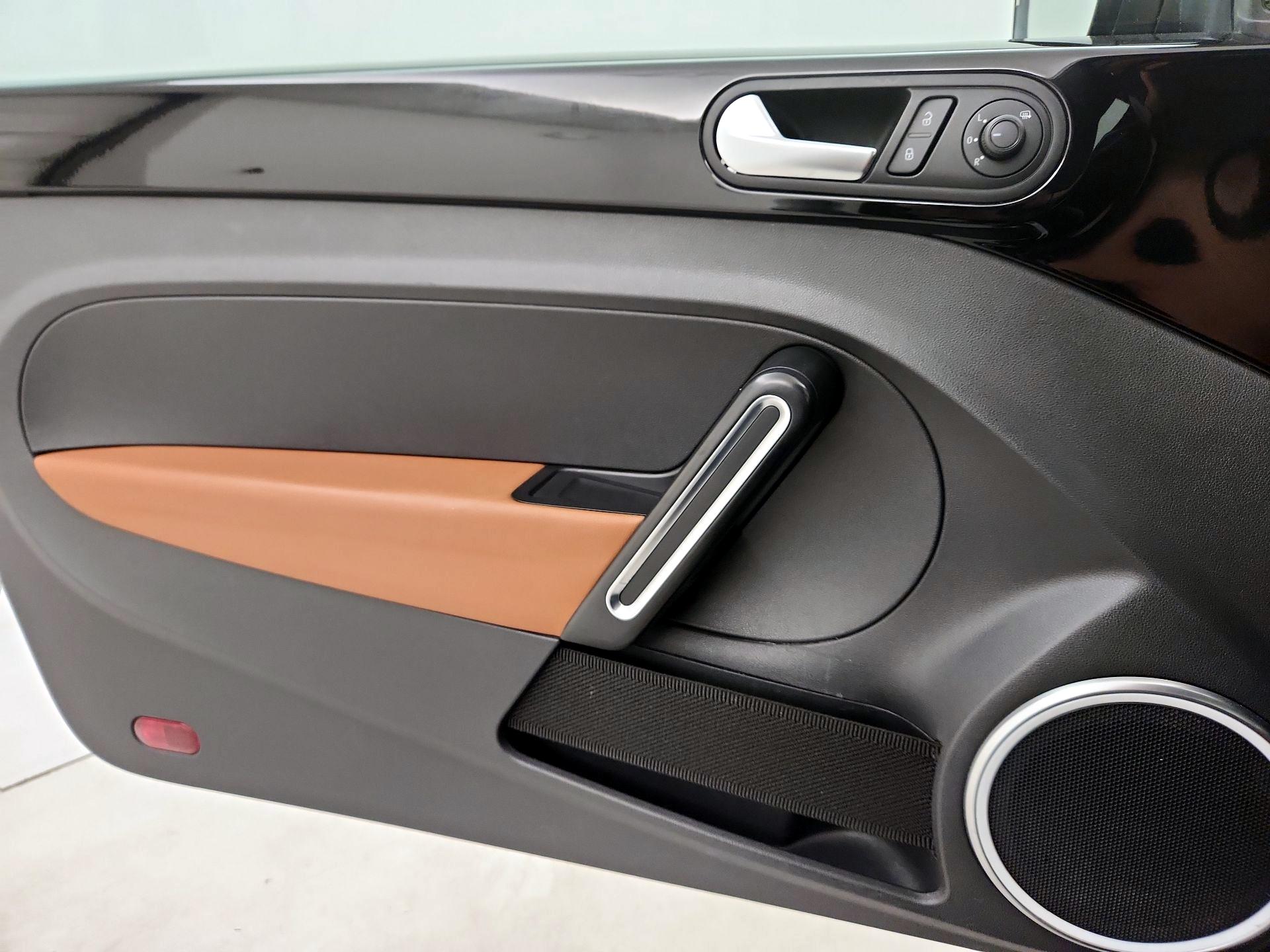 Thumbnail: 2015 Volkswagen Beetle - 12