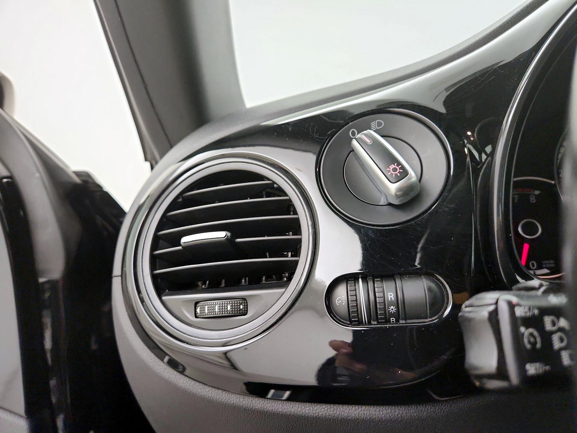 Thumbnail: 2015 Volkswagen Beetle - 13