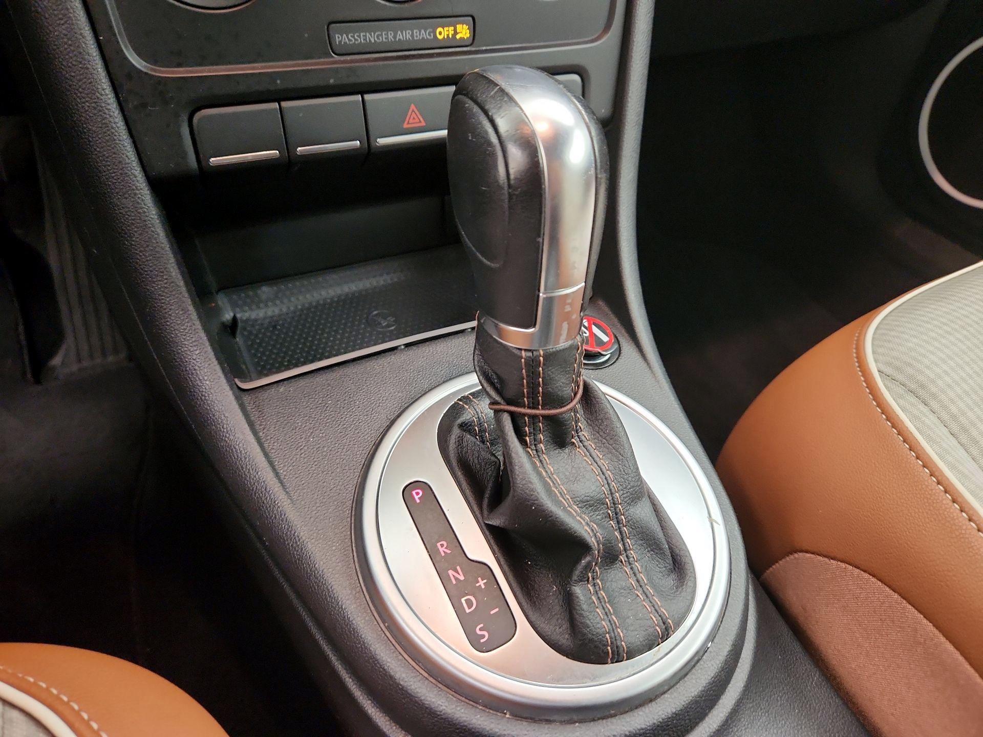Thumbnail: 2015 Volkswagen Beetle - 16