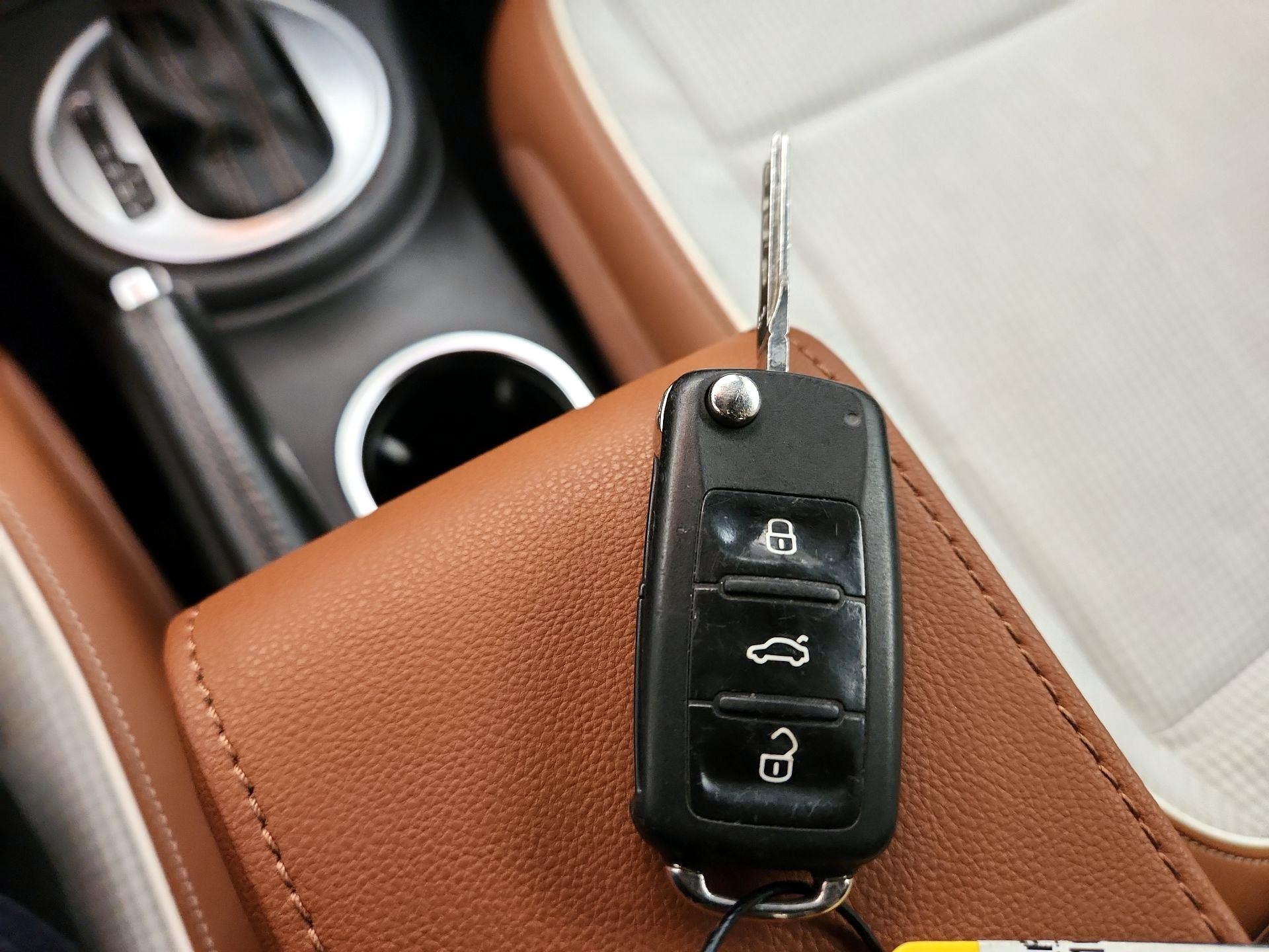 Thumbnail: 2015 Volkswagen Beetle - 20