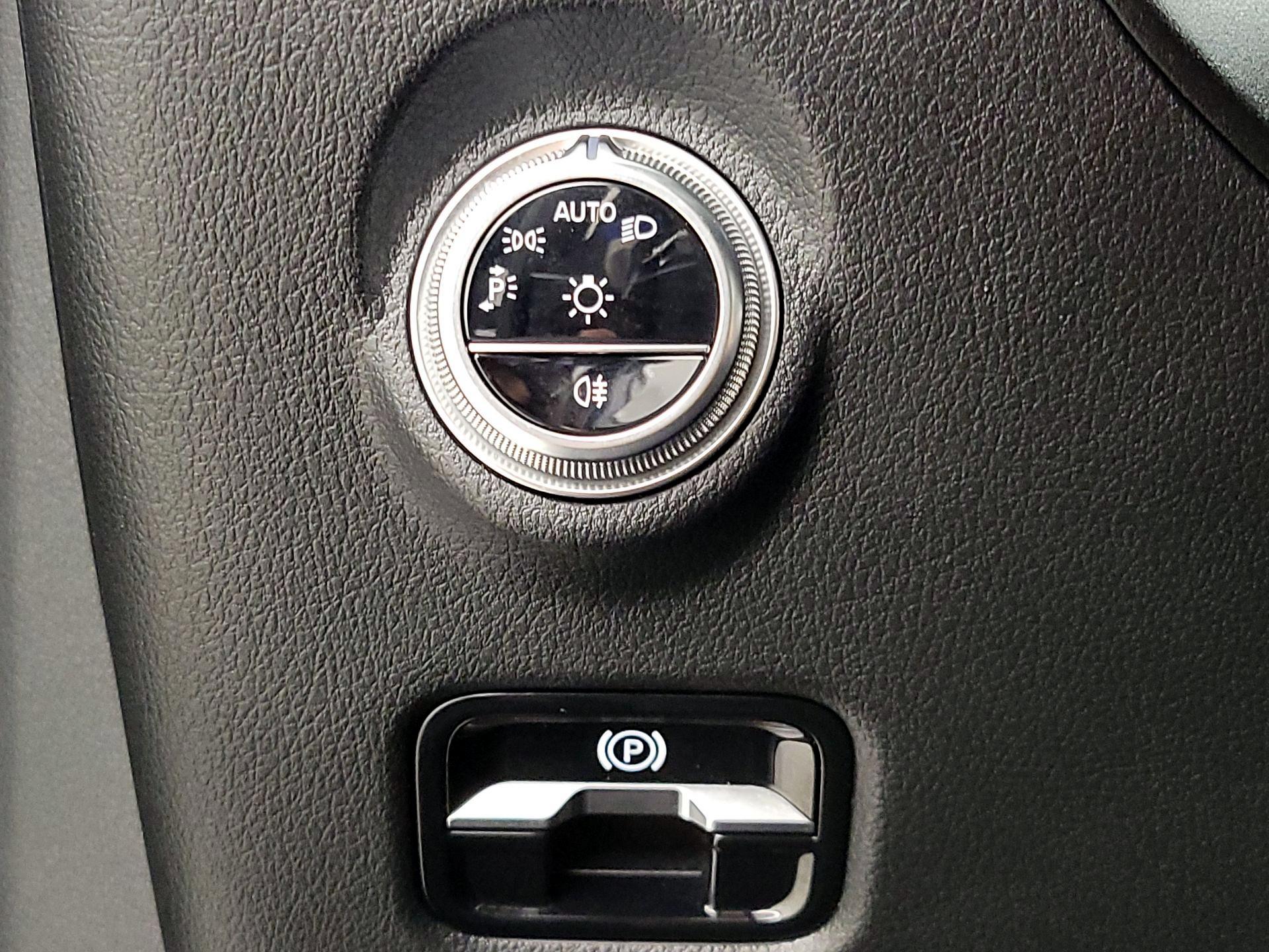 Thumbnail: 2024 Mercedes-Benz C-Class - 13