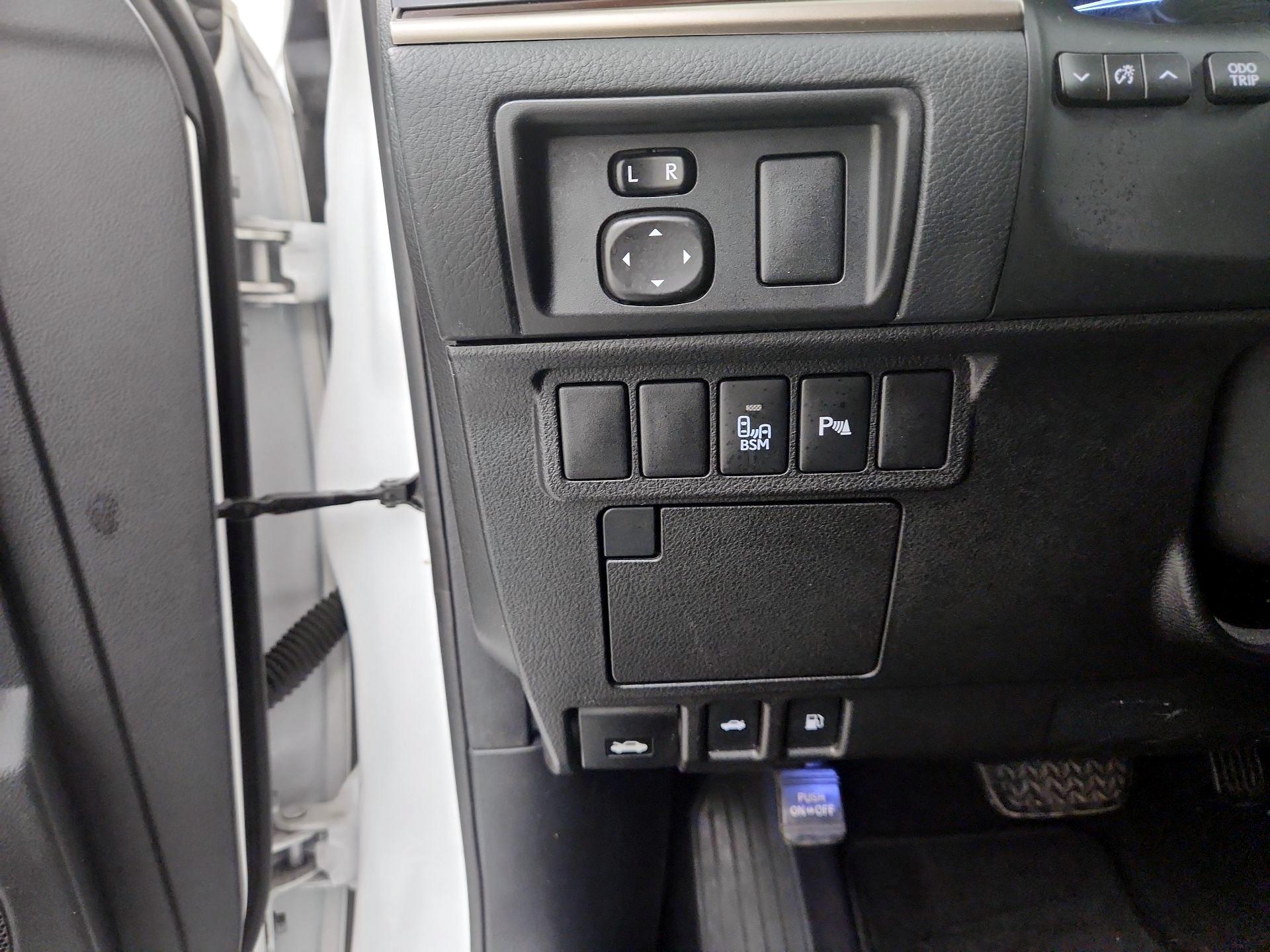 Thumbnail: 2014 Lexus ES - 13