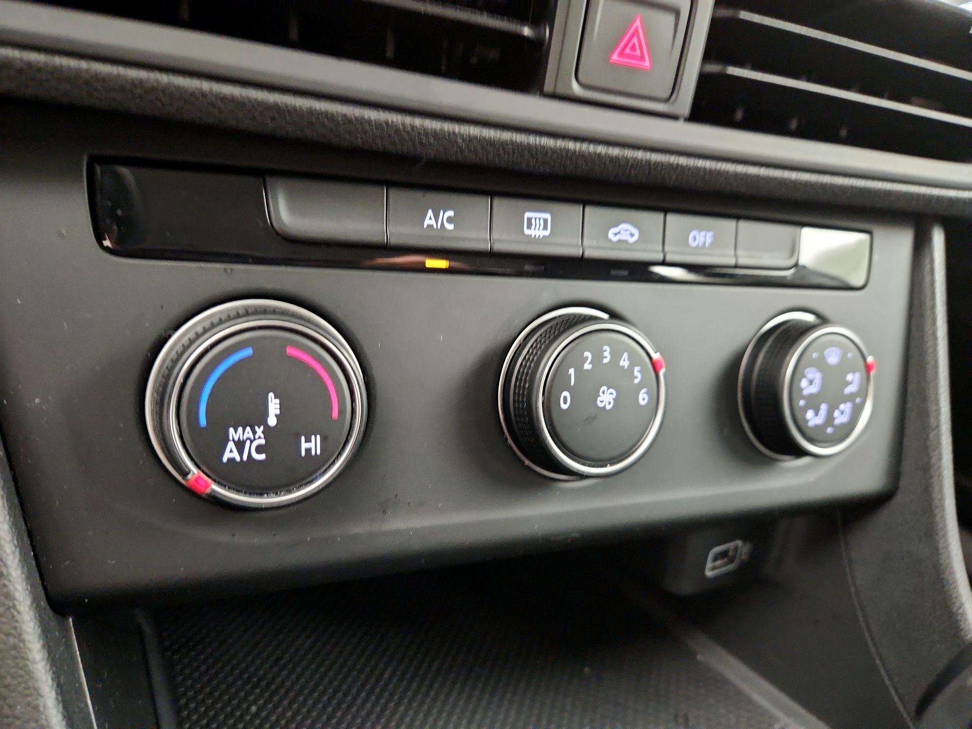 Thumbnail: 2019 Volkswagen Jetta - 16