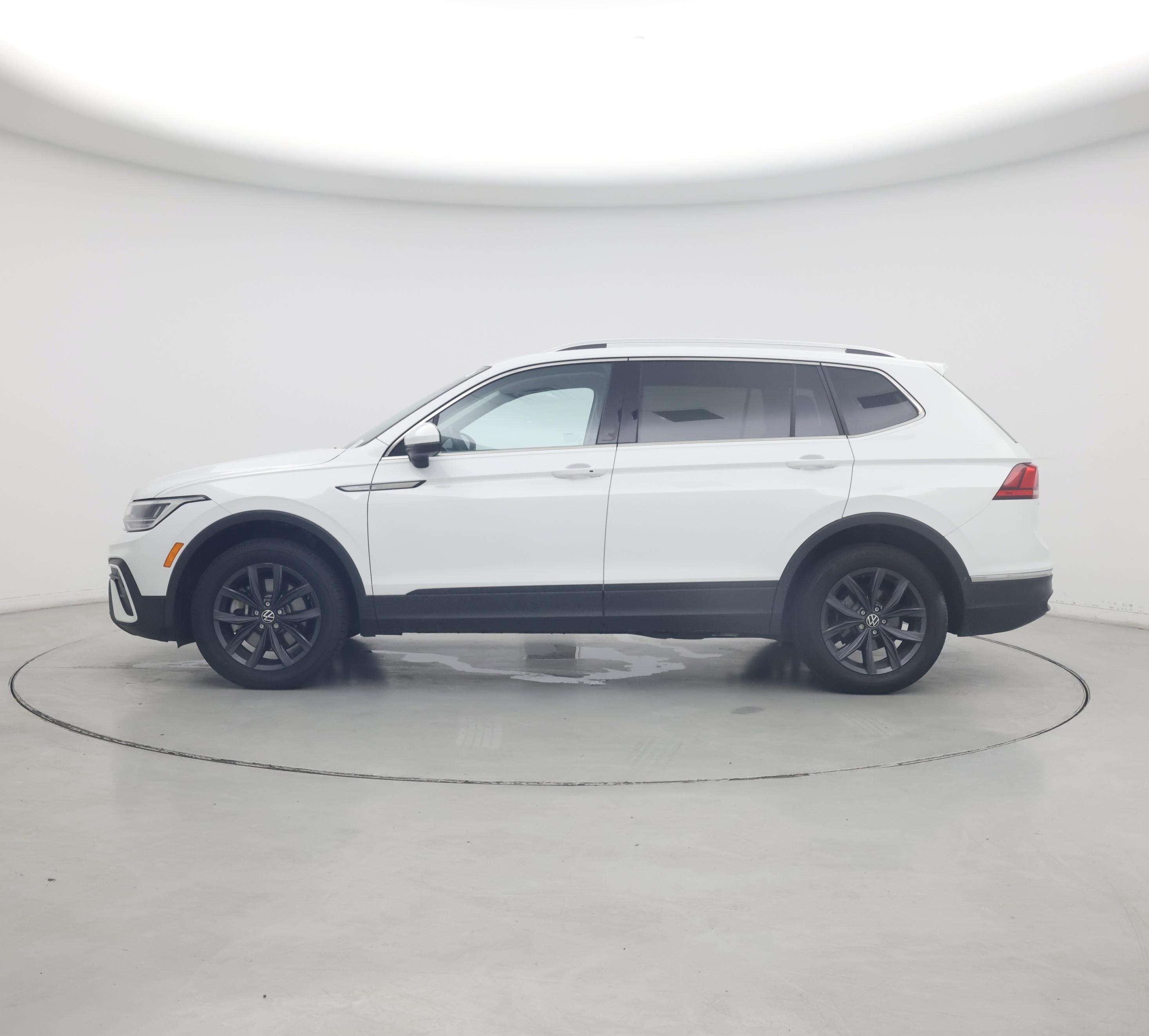 Thumbnail: 2022 Volkswagen Tiguan - 3