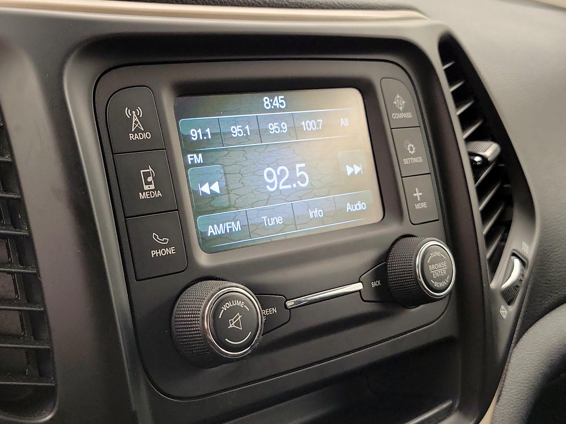 Thumbnail: 2016 Jeep Cherokee - 15