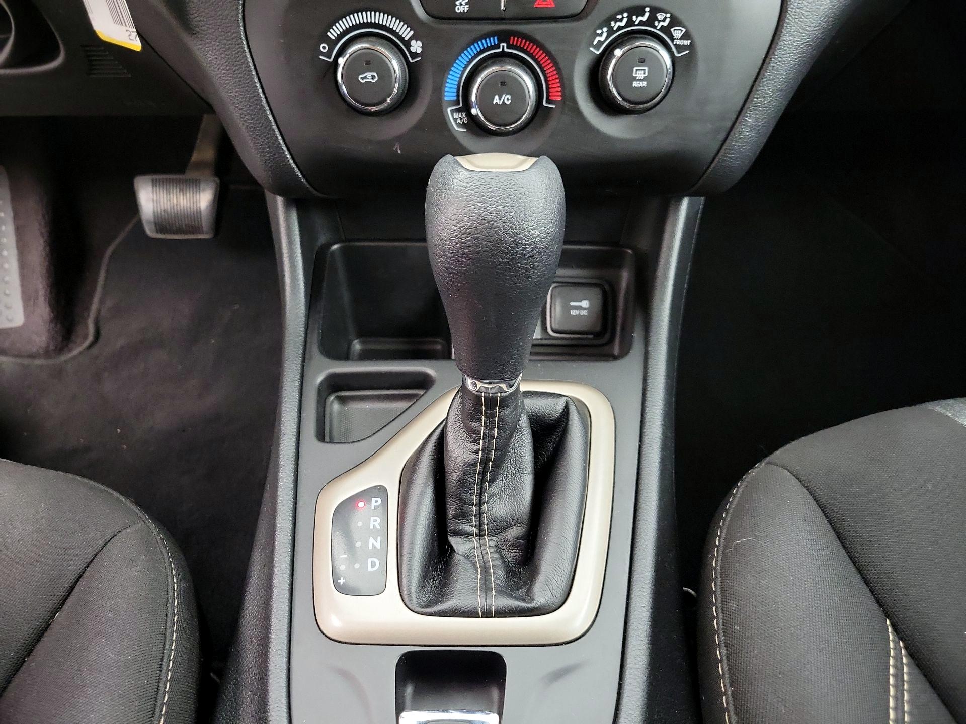 Thumbnail: 2016 Jeep Cherokee - 17