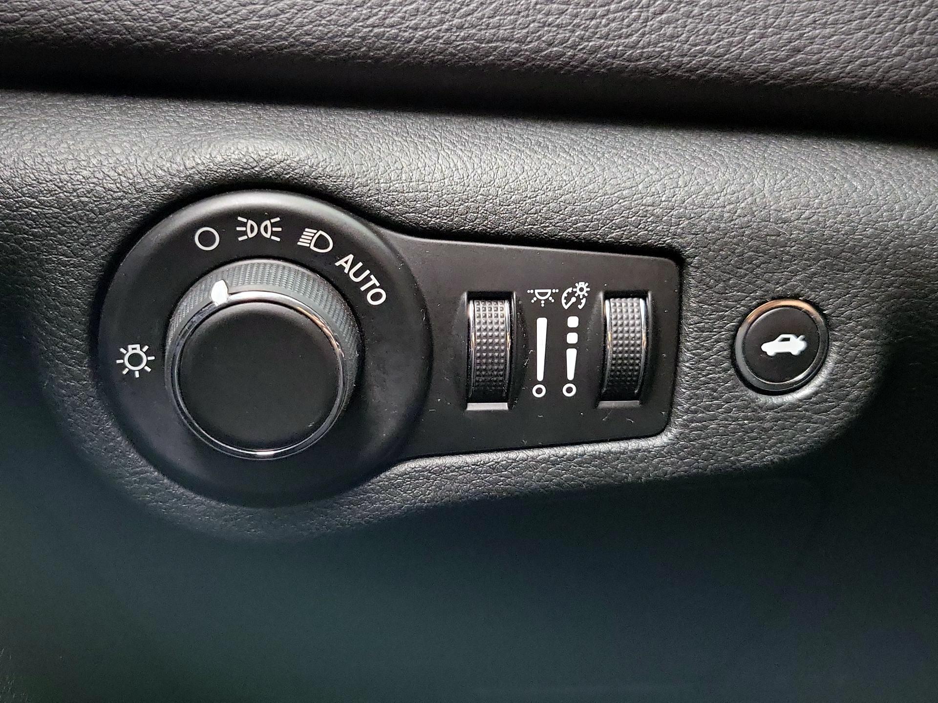 Thumbnail: 2015 Chrysler 200 - 13