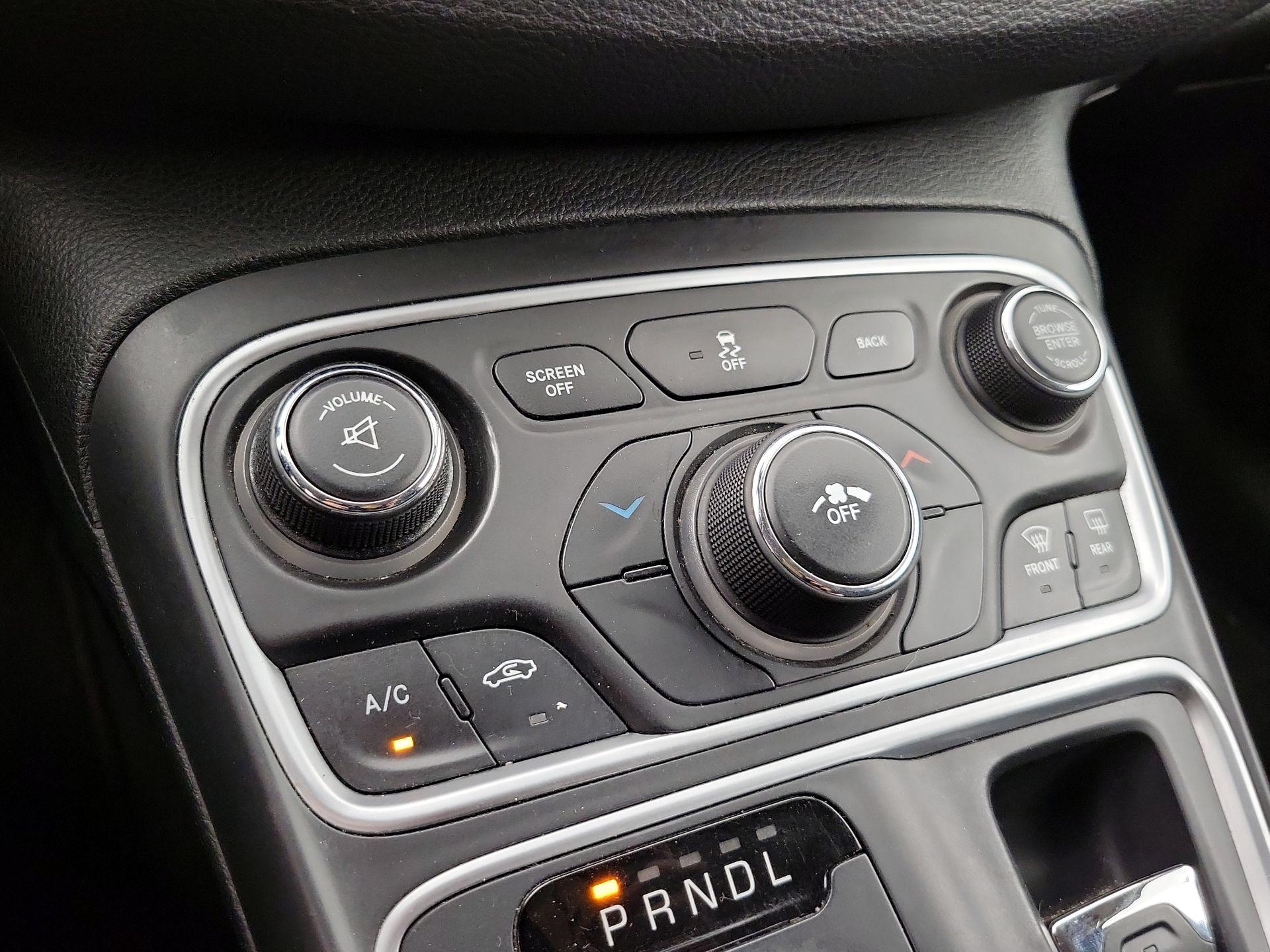 Thumbnail: 2015 Chrysler 200 - 16