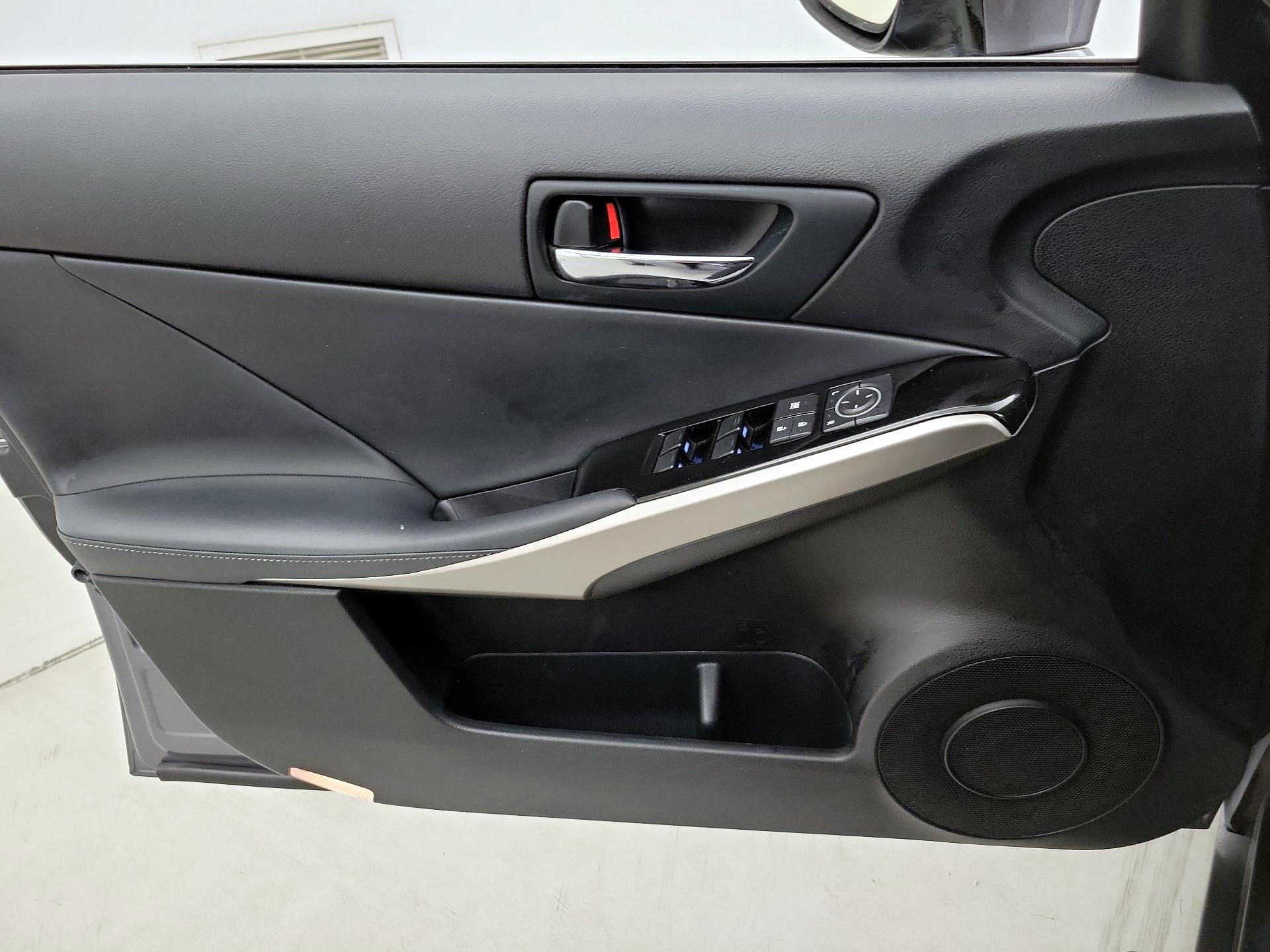 Thumbnail: 2015 Lexus IS - 12