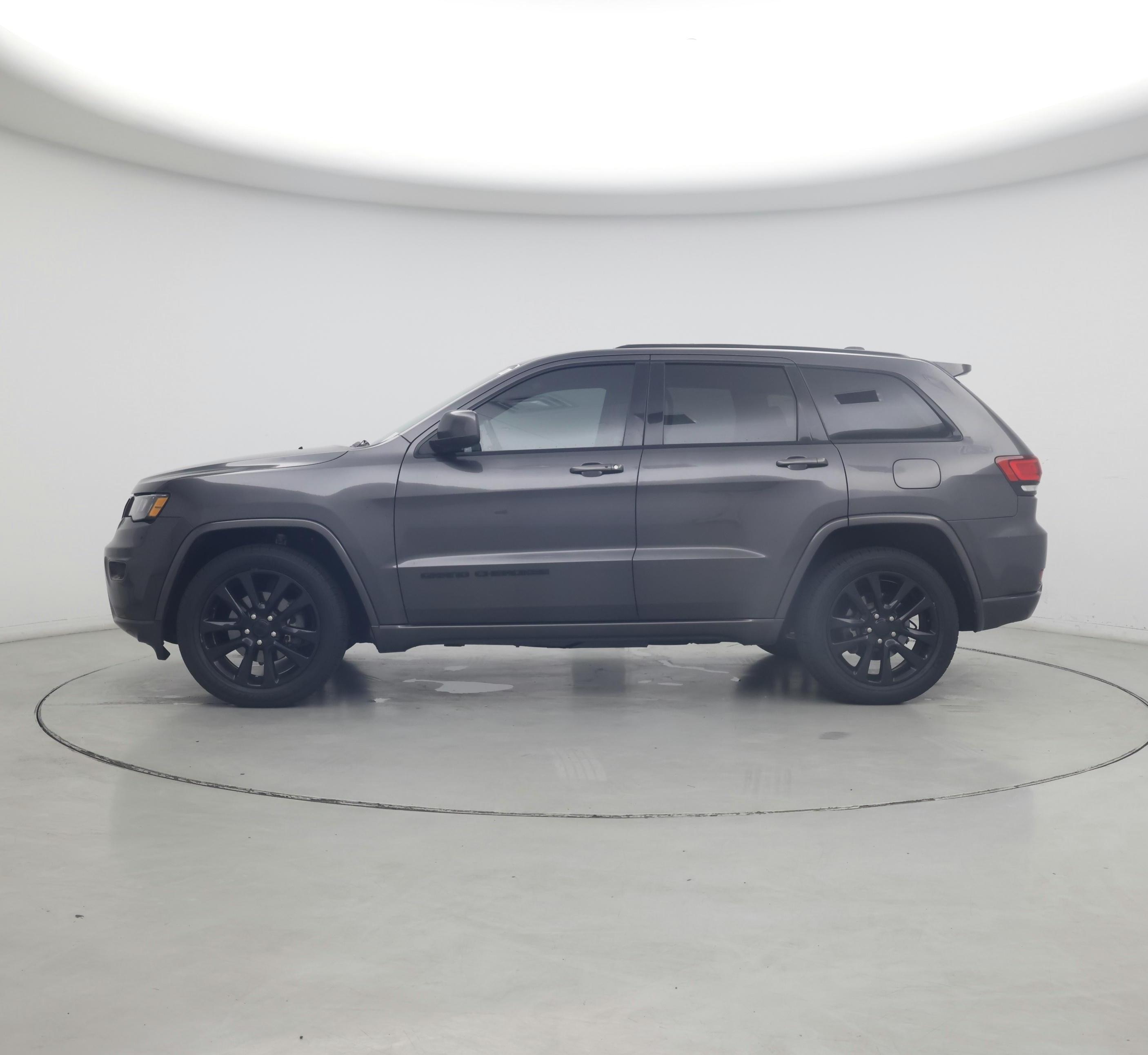Thumbnail: 2017 Jeep Grand Cherokee - 3