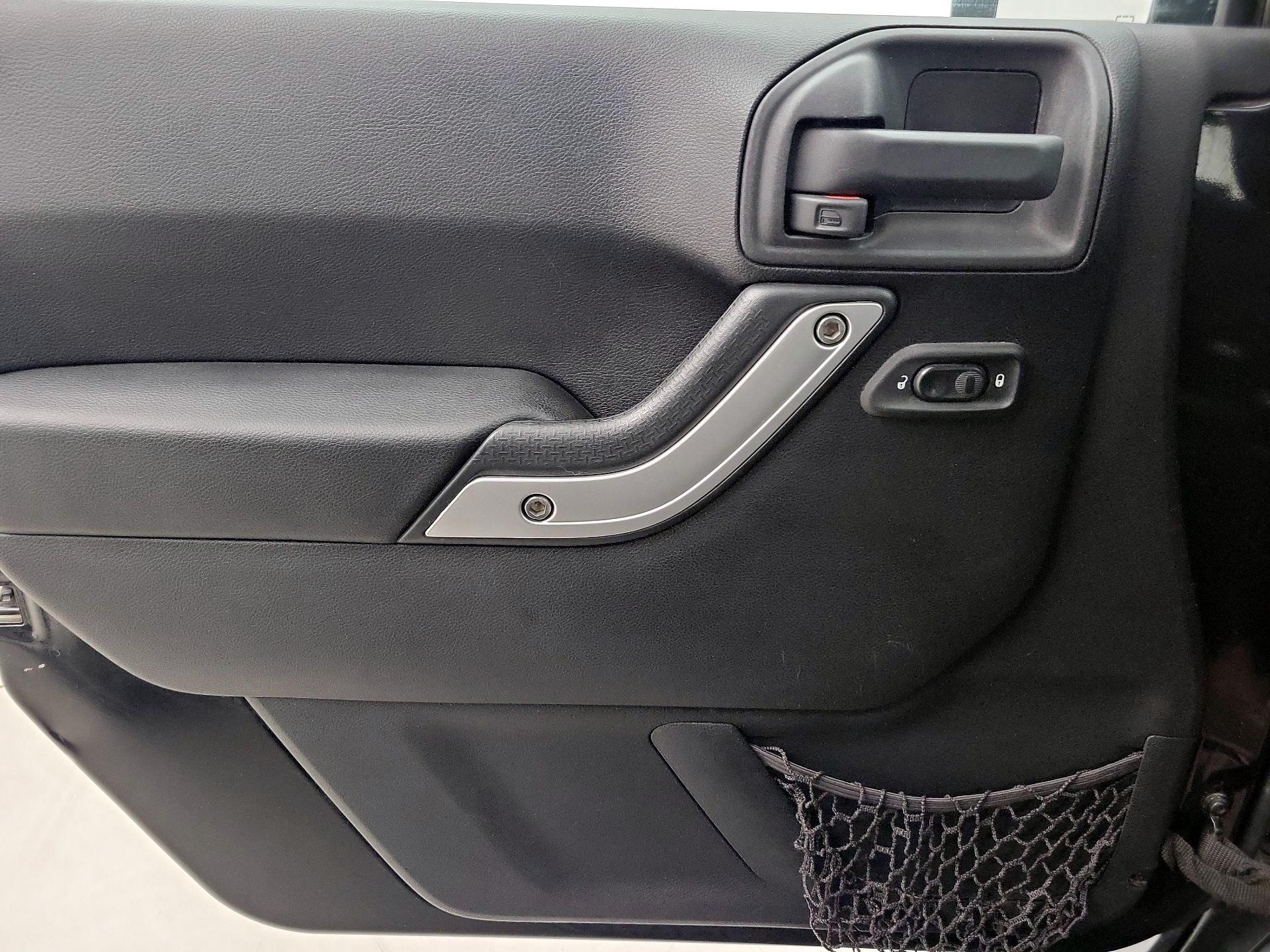 Thumbnail: 2015 Jeep Wrangler - 12