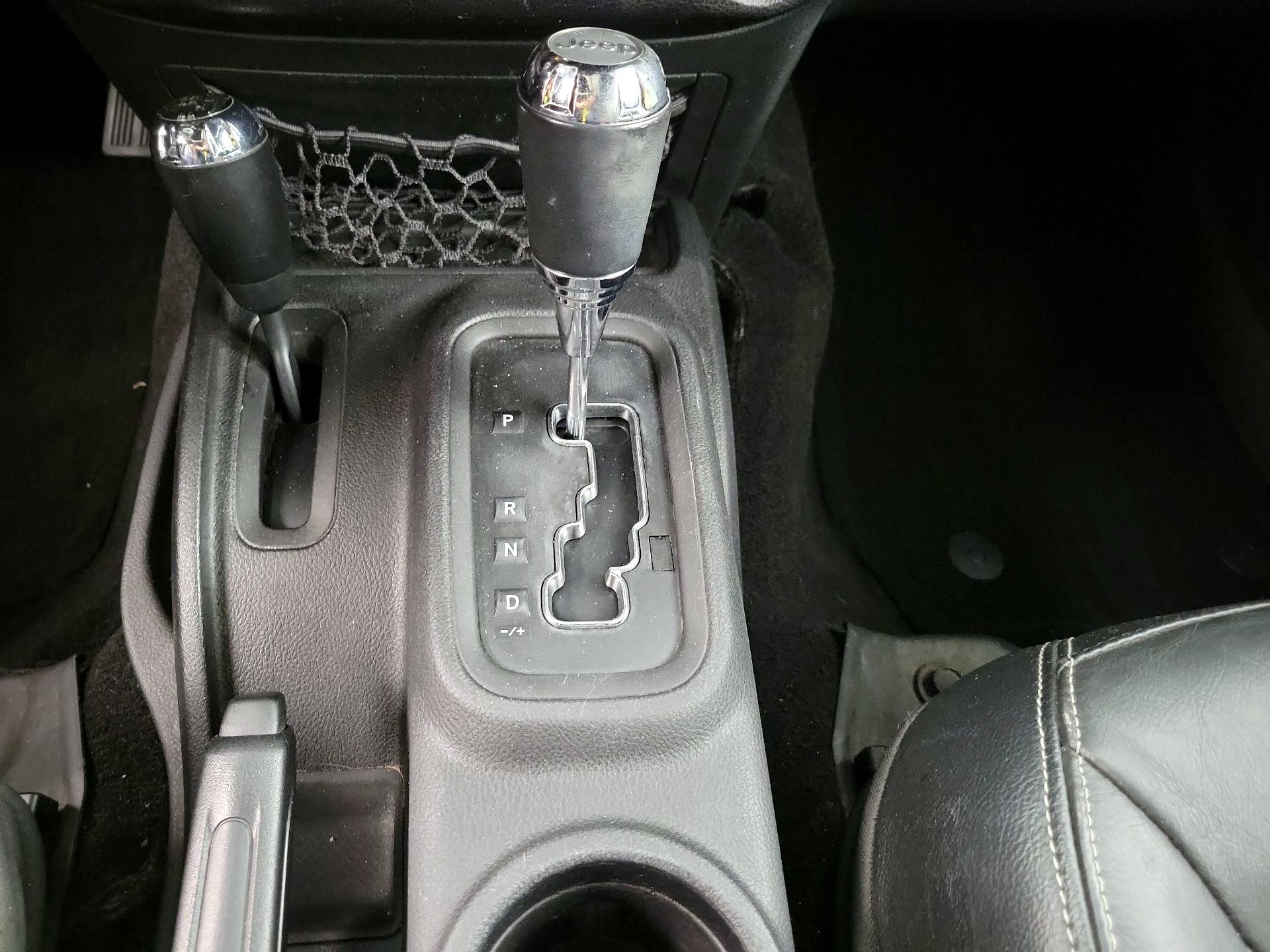 Thumbnail: 2015 Jeep Wrangler - 16