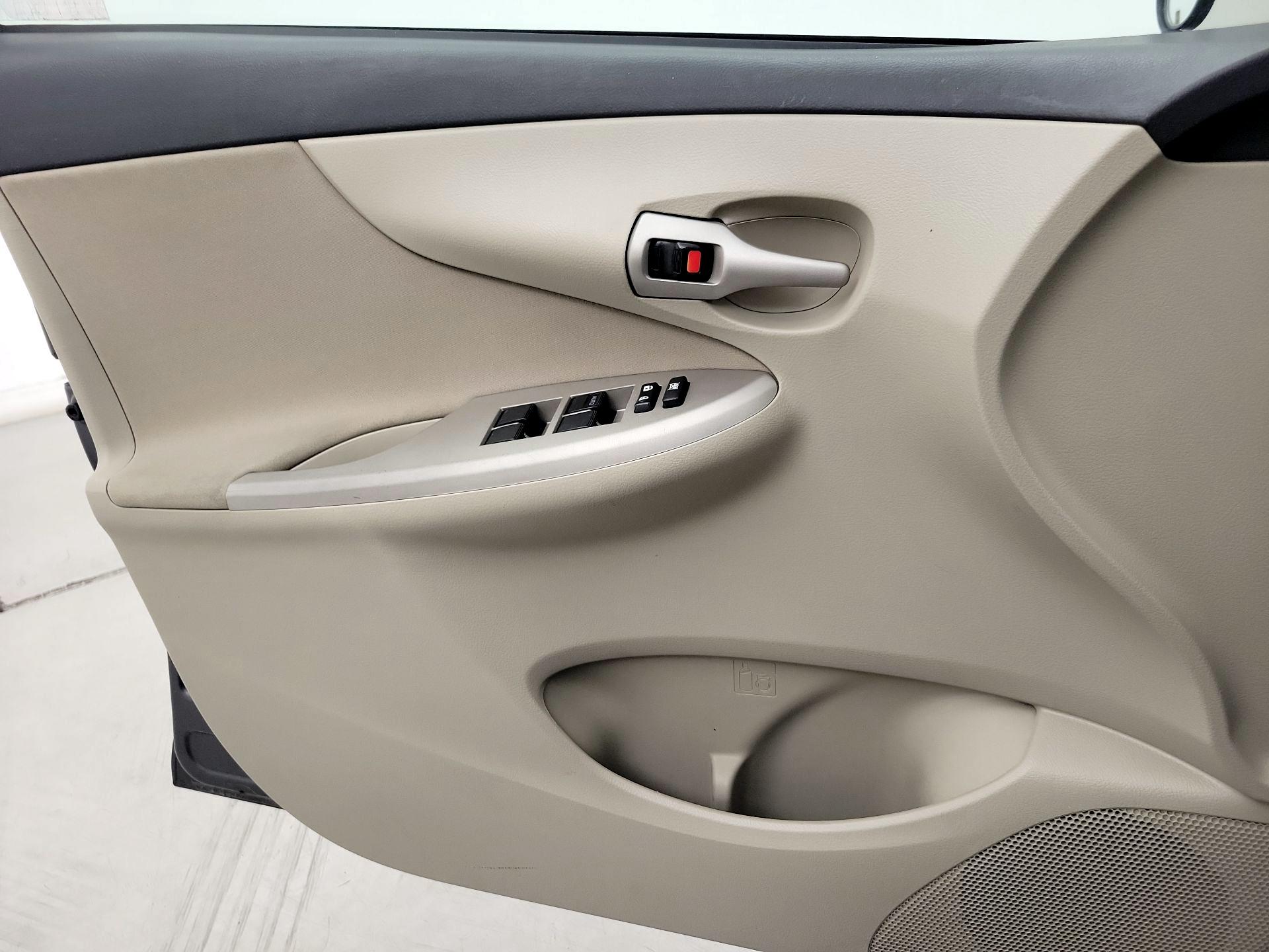 Thumbnail: 2013 Toyota Corolla - 12