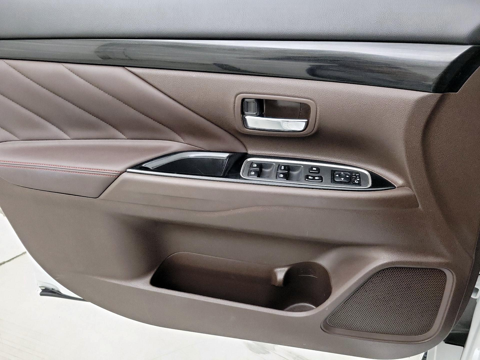 Thumbnail: 2018 Mitsubishi Outlander - 12