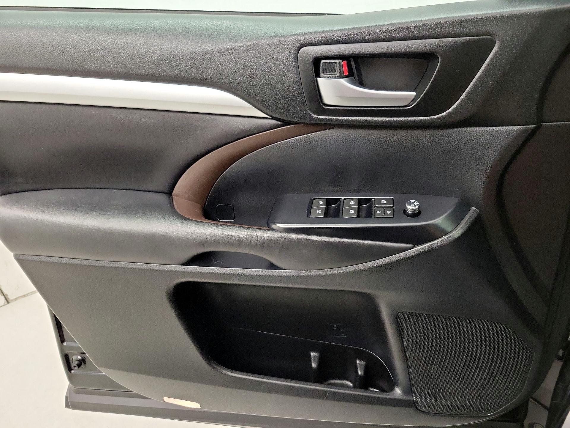 Thumbnail: 2019 Toyota Highlander - 12