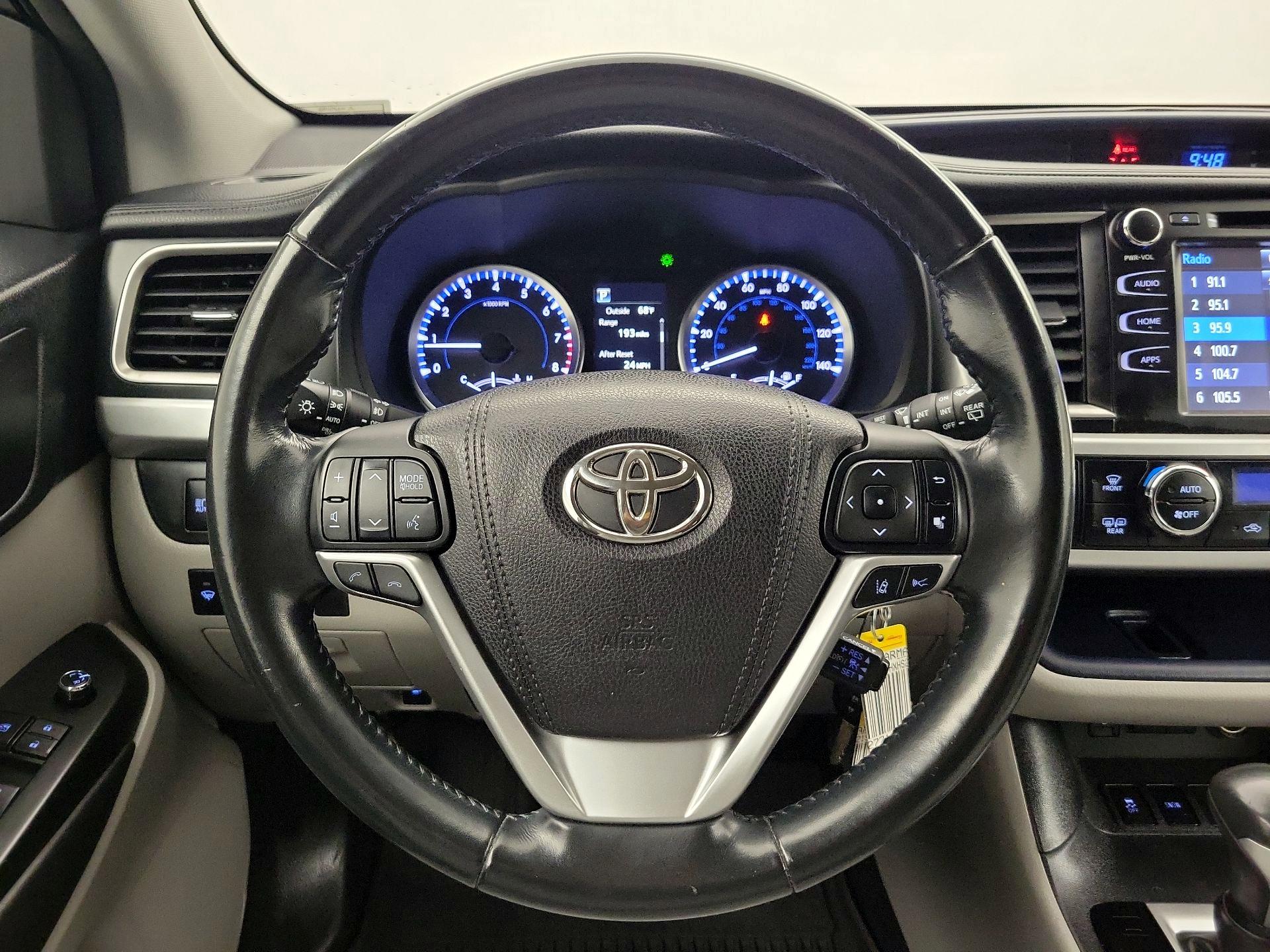 Thumbnail: 2017 Toyota Highlander - 10