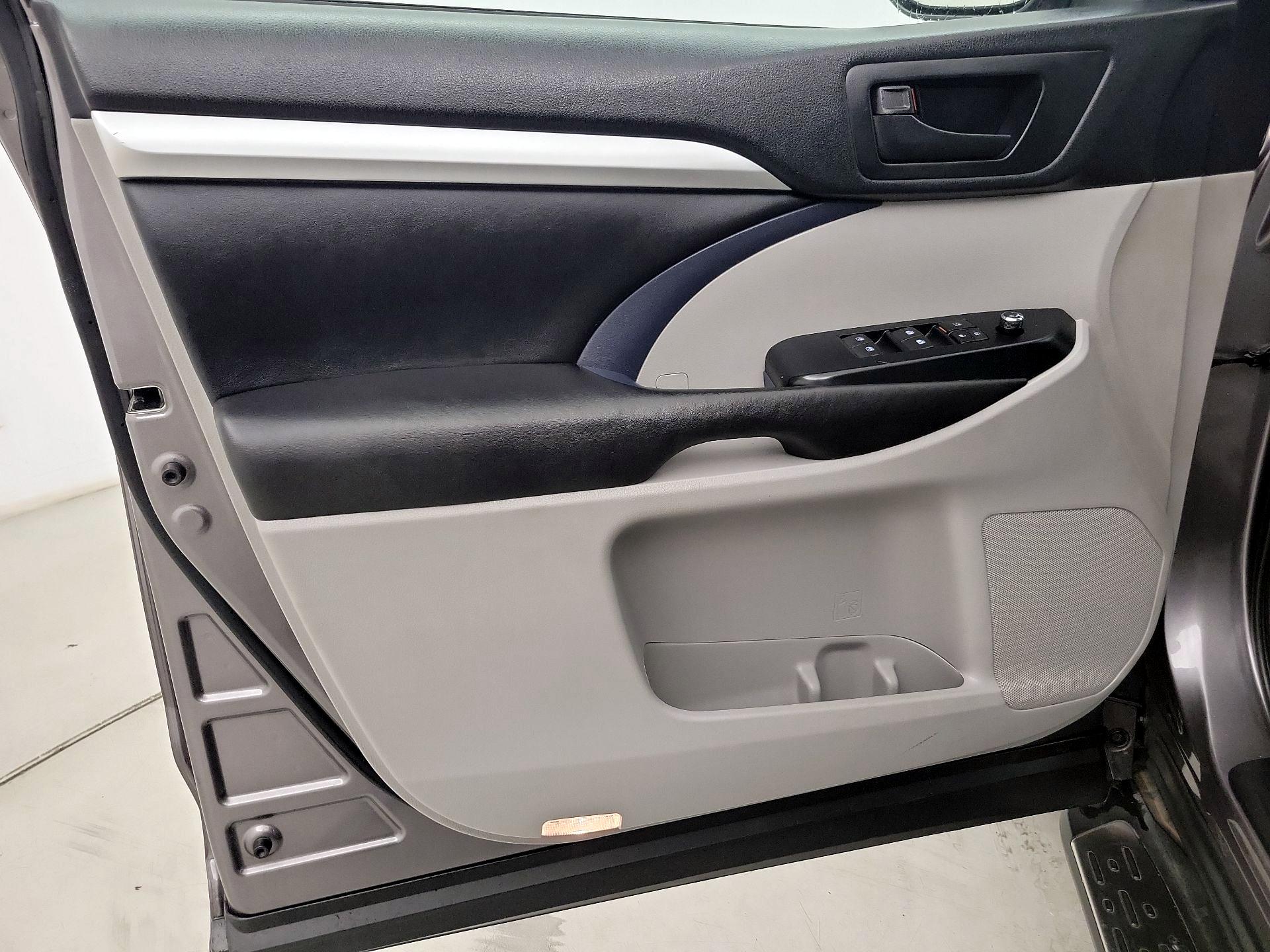Thumbnail: 2017 Toyota Highlander - 12
