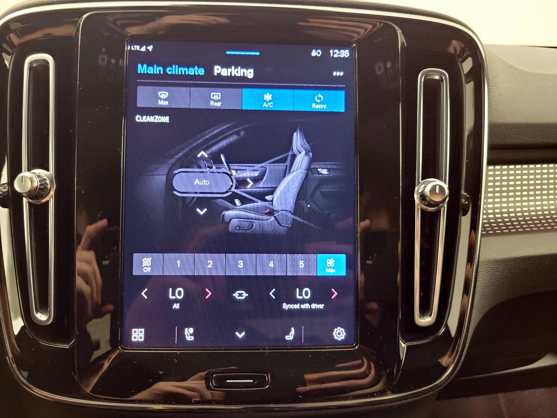 Thumbnail: 2022 Volvo XC40 - 17