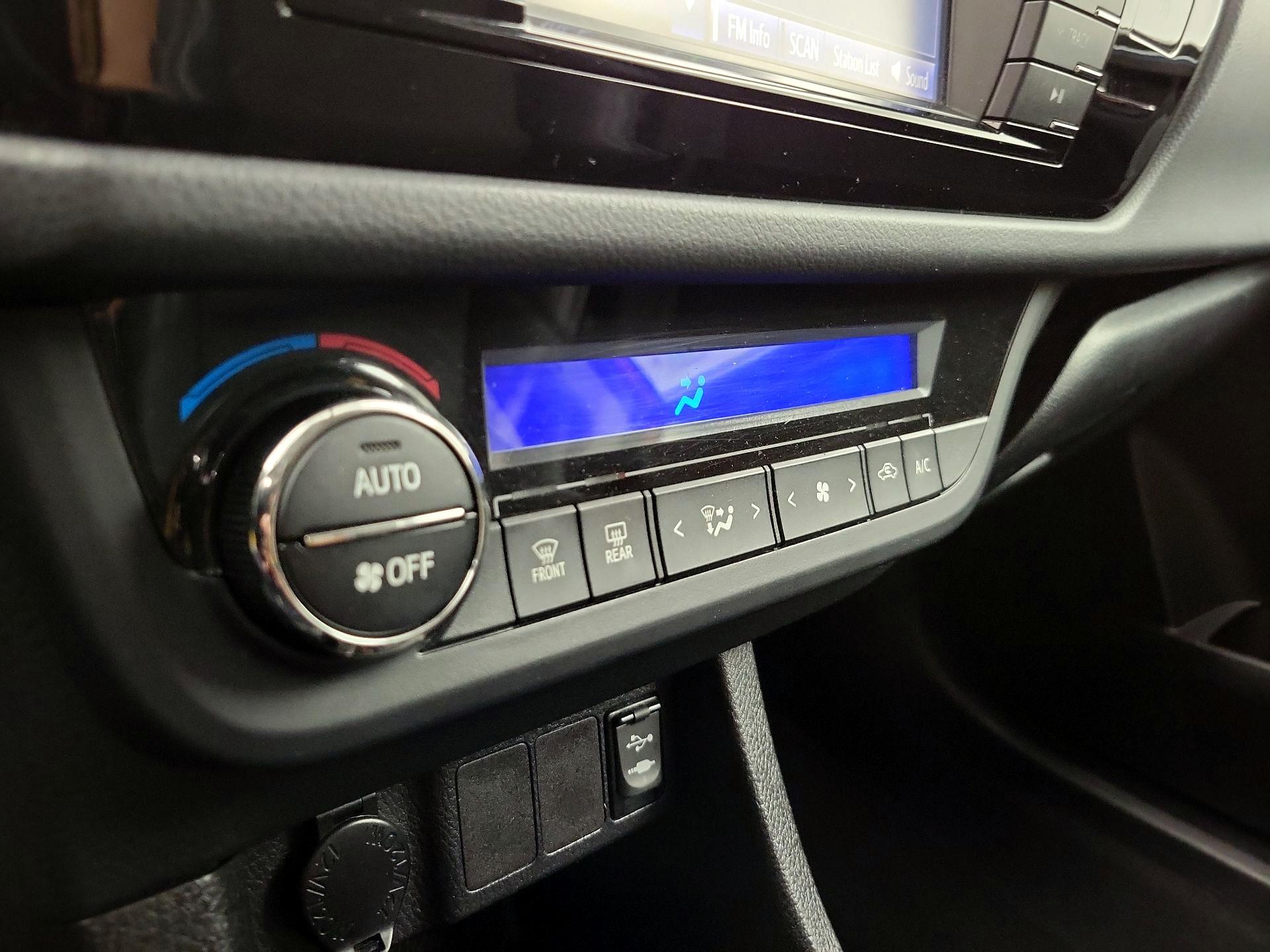 Thumbnail: 2015 Toyota Corolla - 16