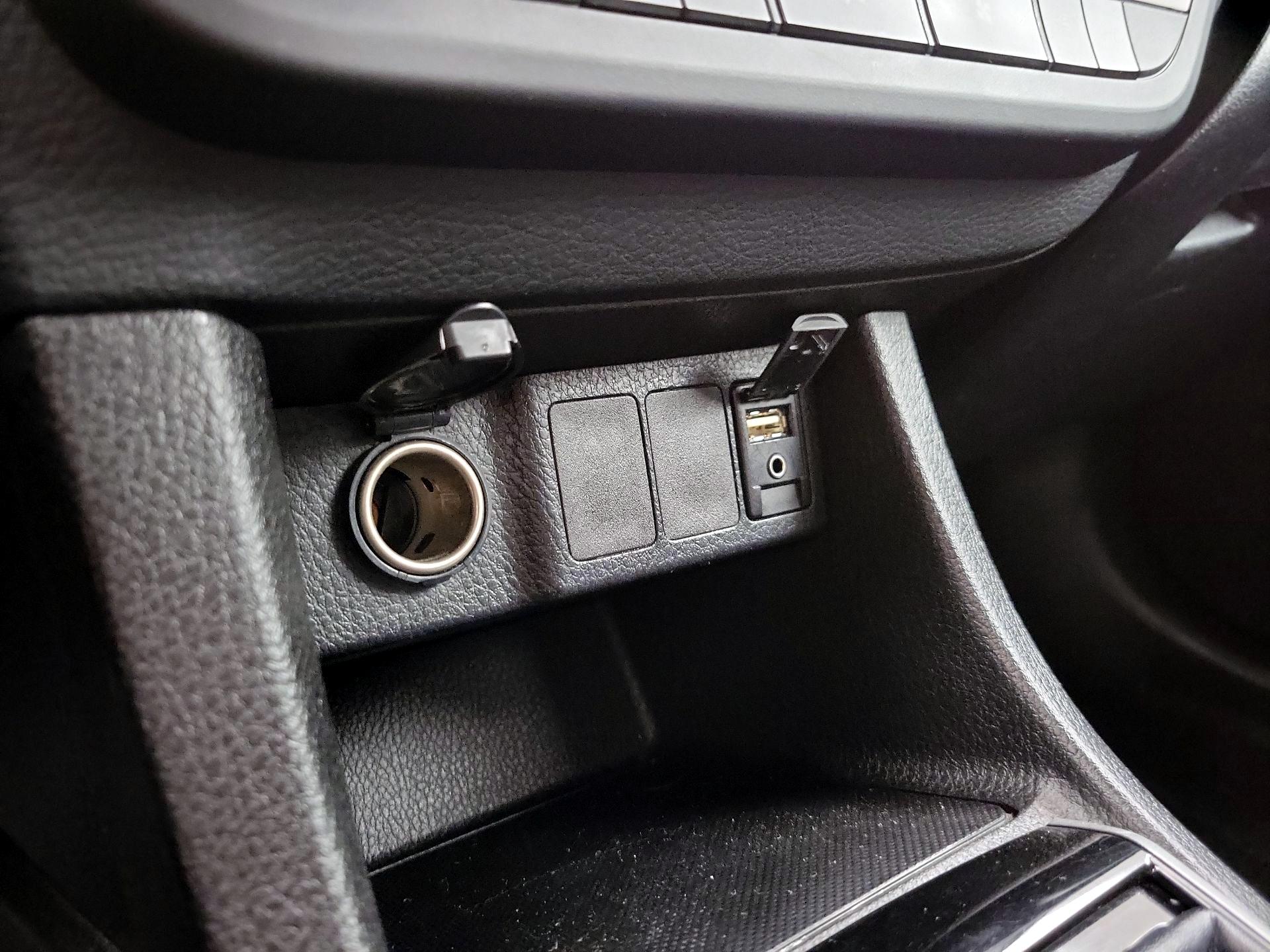 Thumbnail: 2015 Toyota Corolla - 18