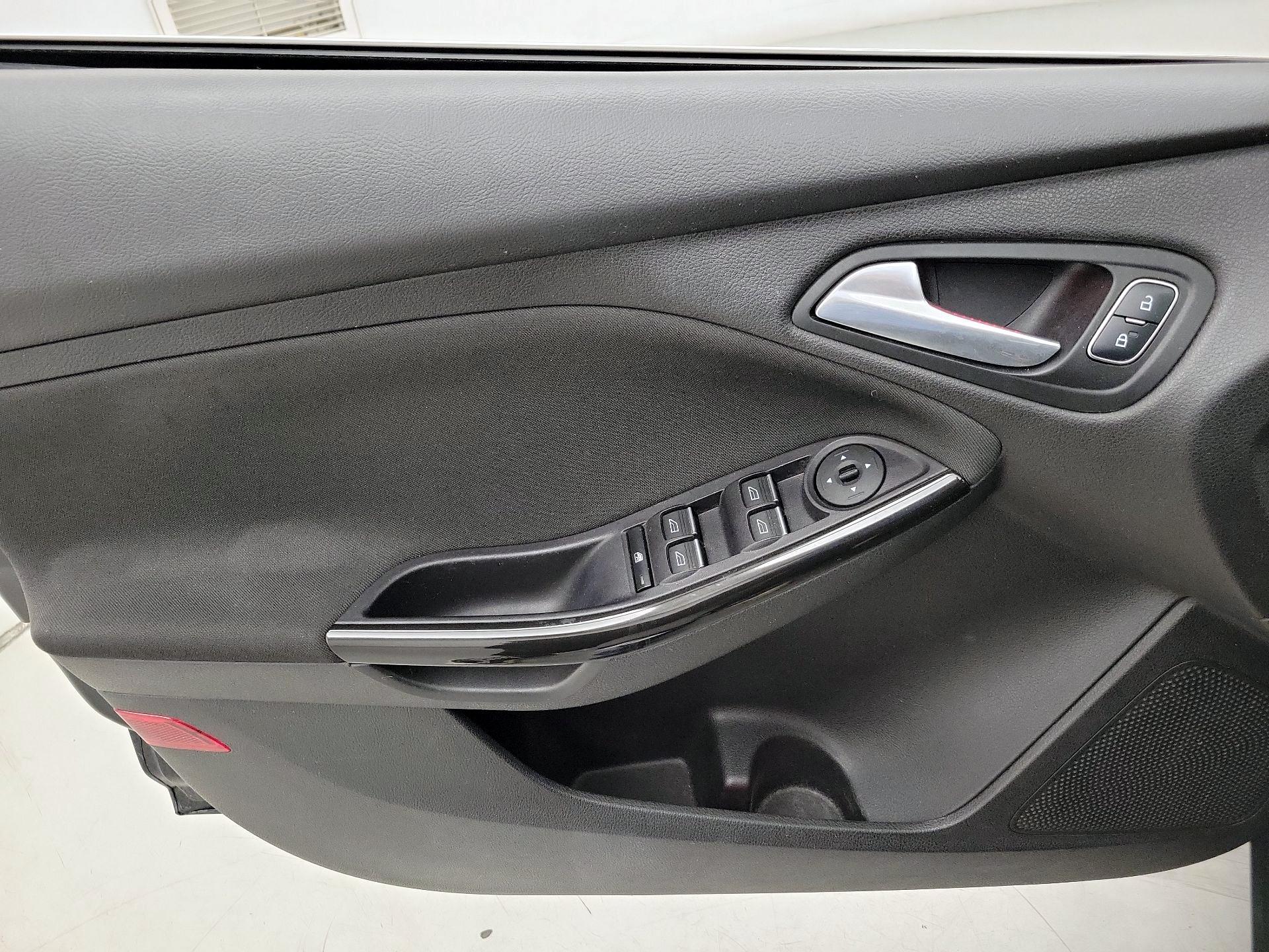 Thumbnail: 2015 Ford Focus - 12