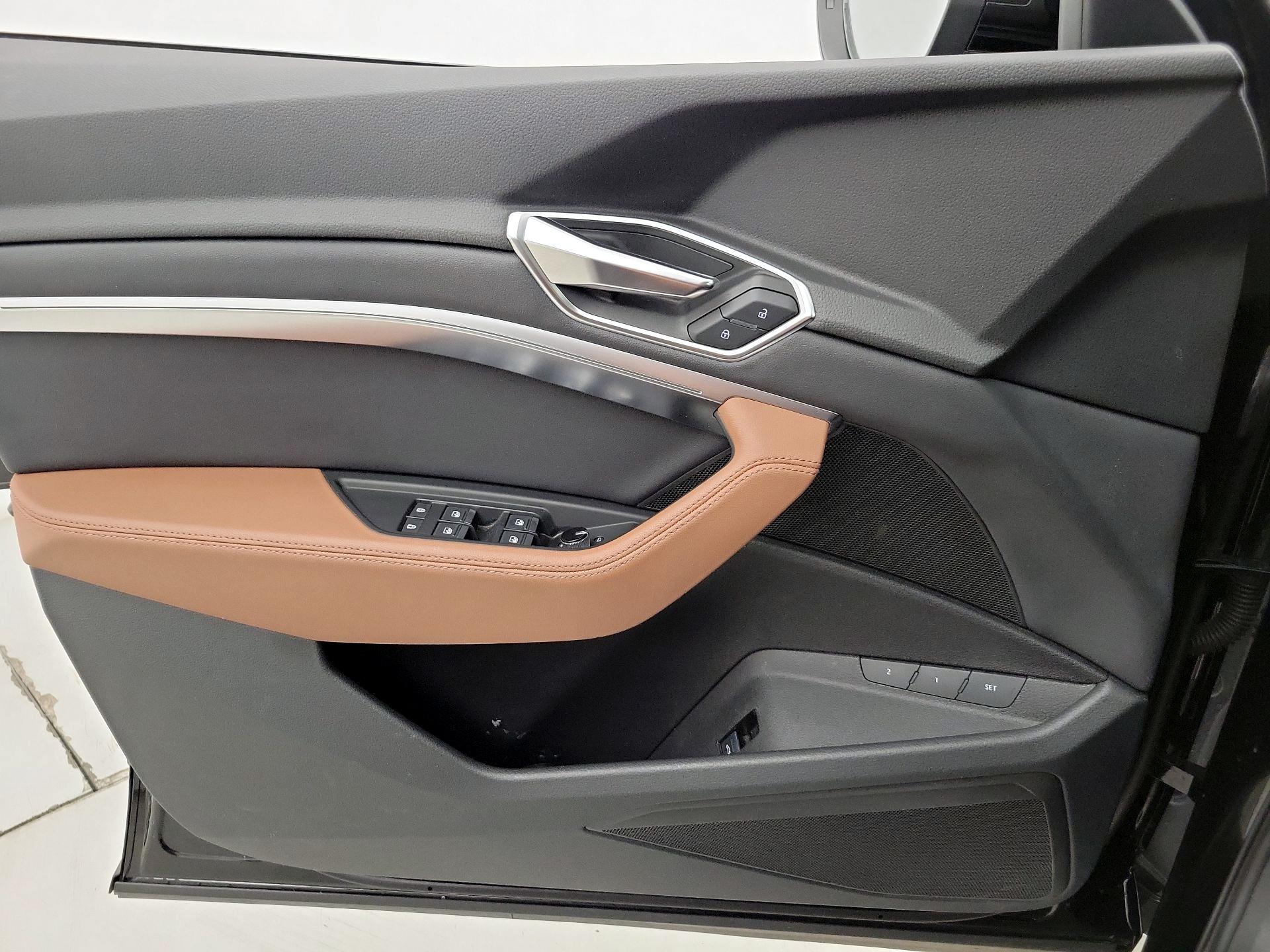 Thumbnail: 2022 Audi e-tron S - 12