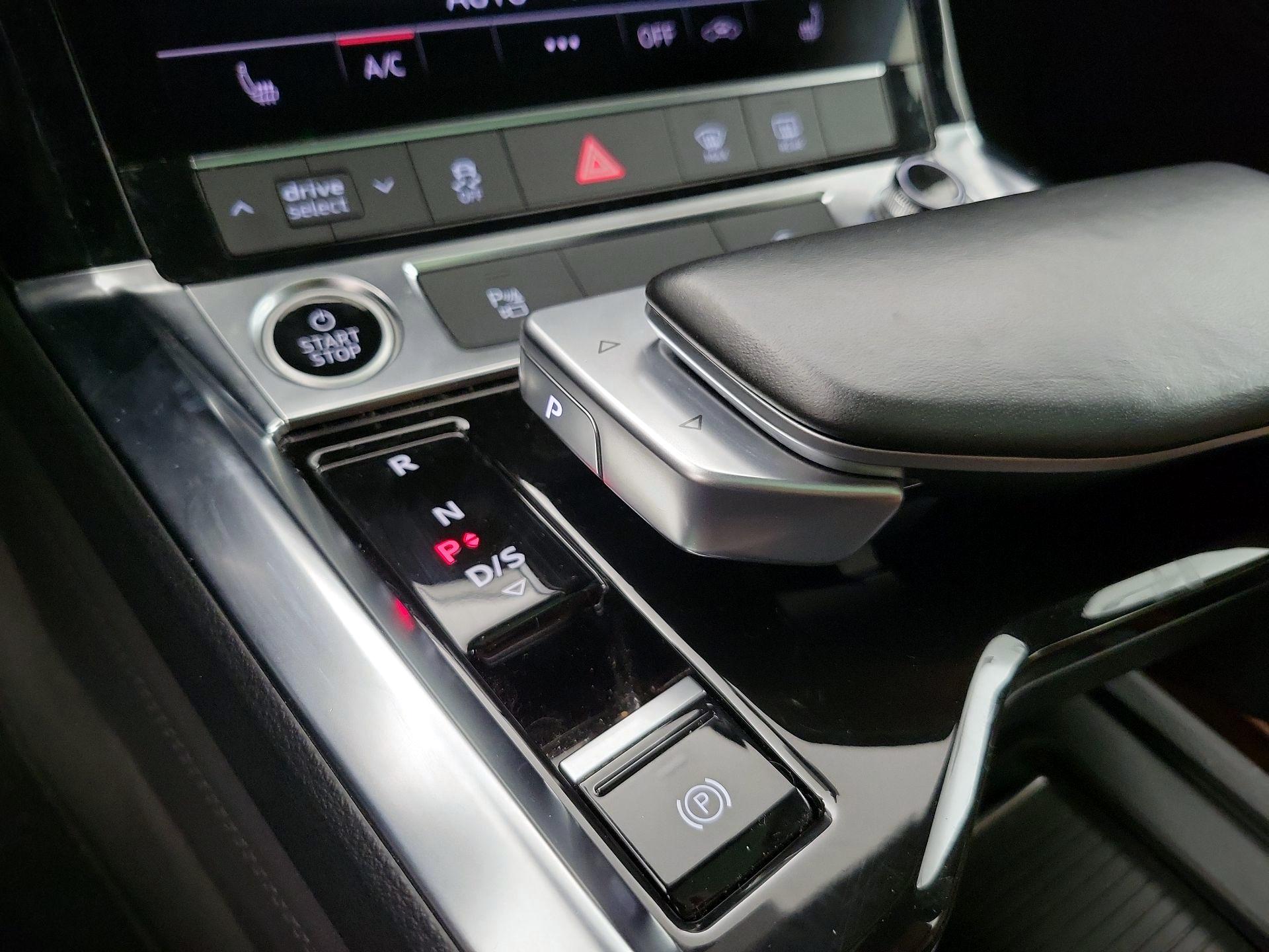 Thumbnail: 2022 Audi e-tron S - 18