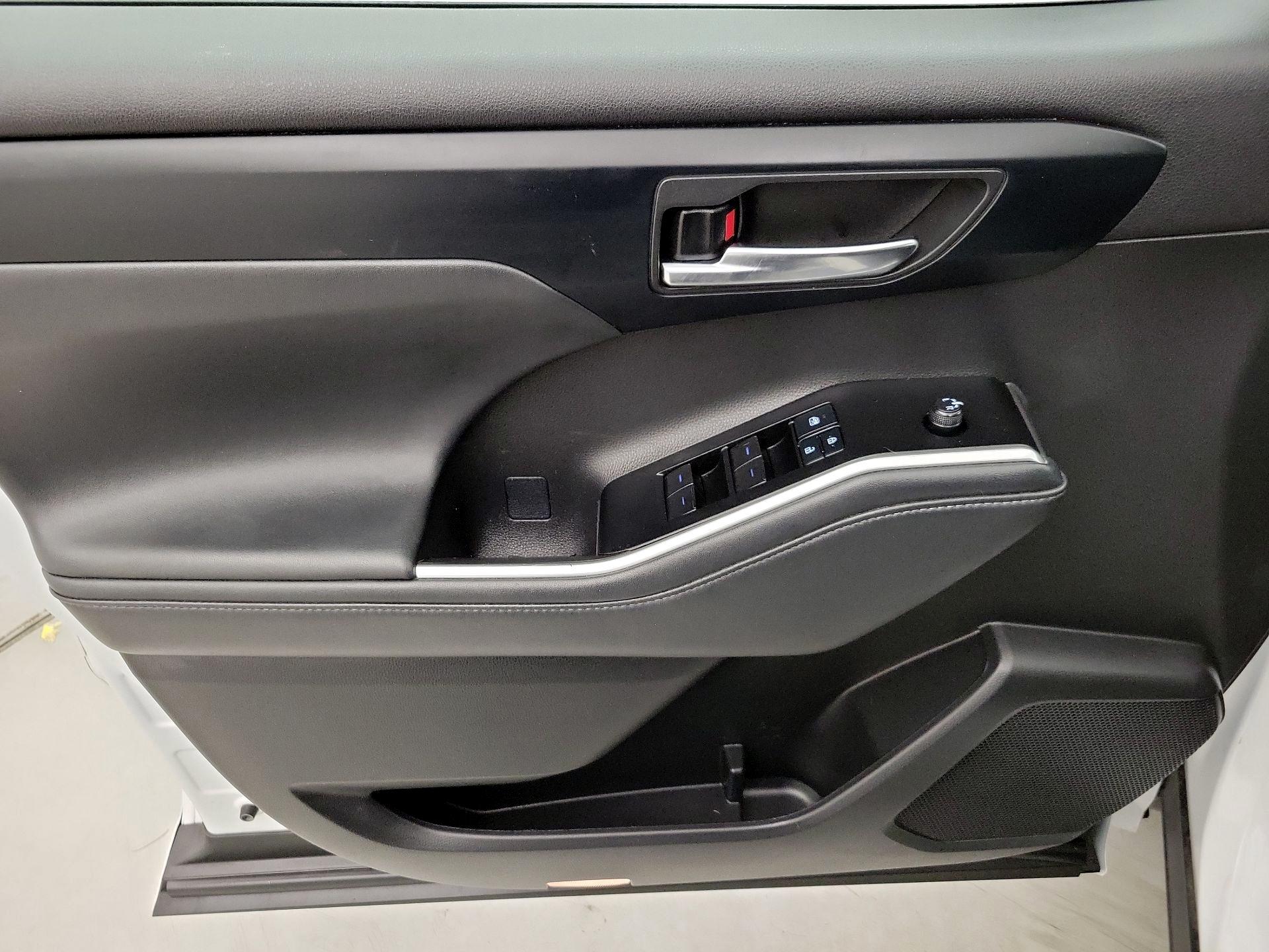 Thumbnail: 2022 Toyota Highlander - 12