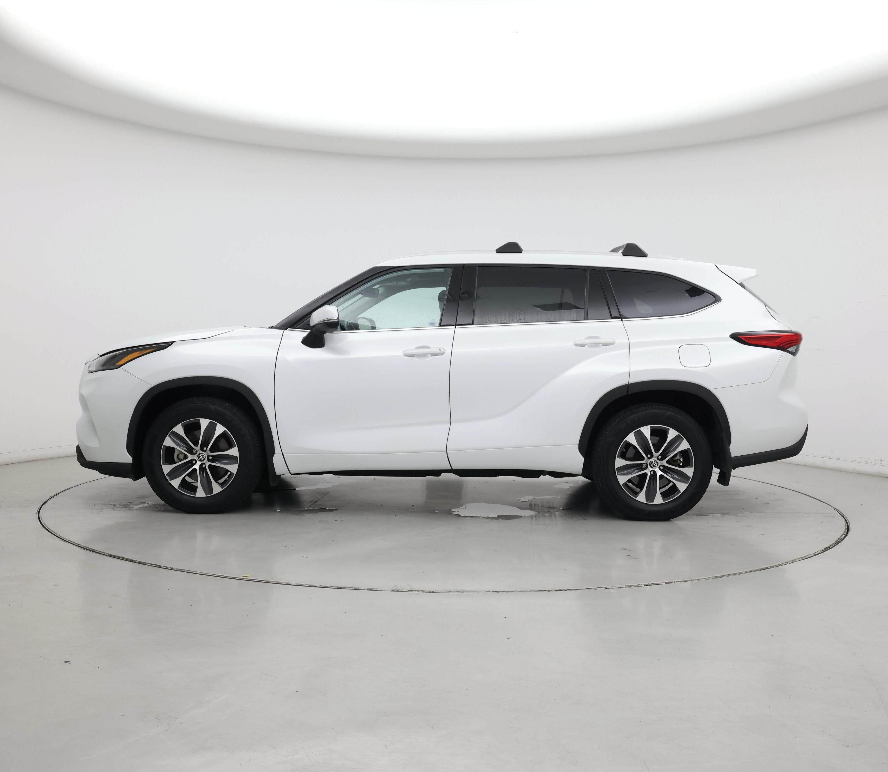 Thumbnail: 2022 Toyota Highlander - 3