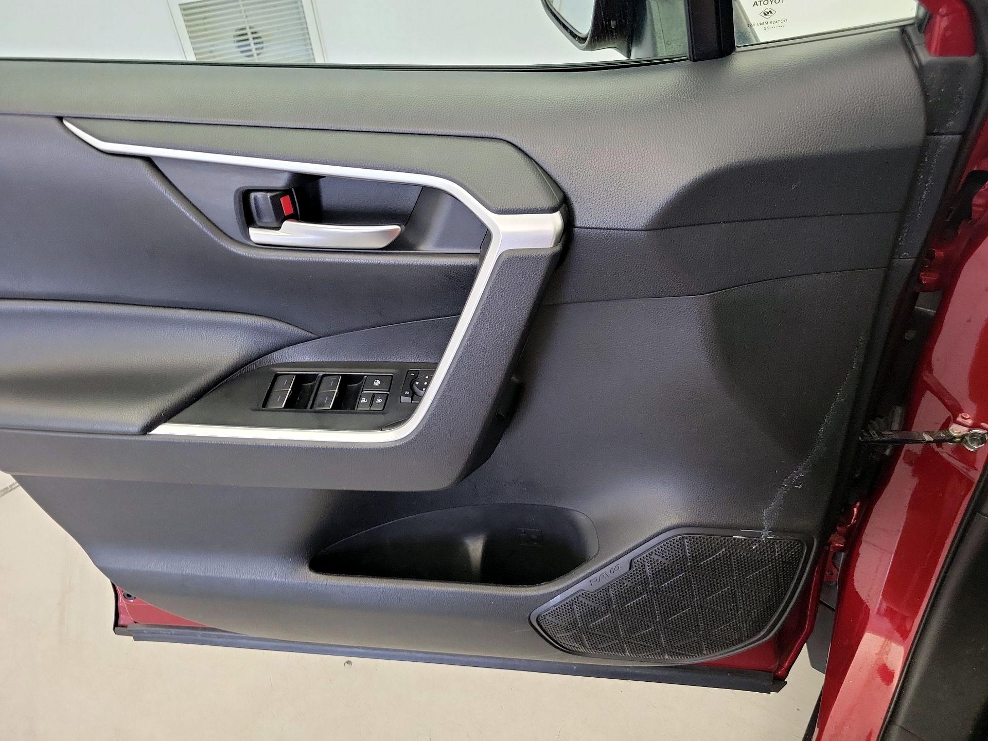 Thumbnail: 2022 Toyota RAV4 - 12