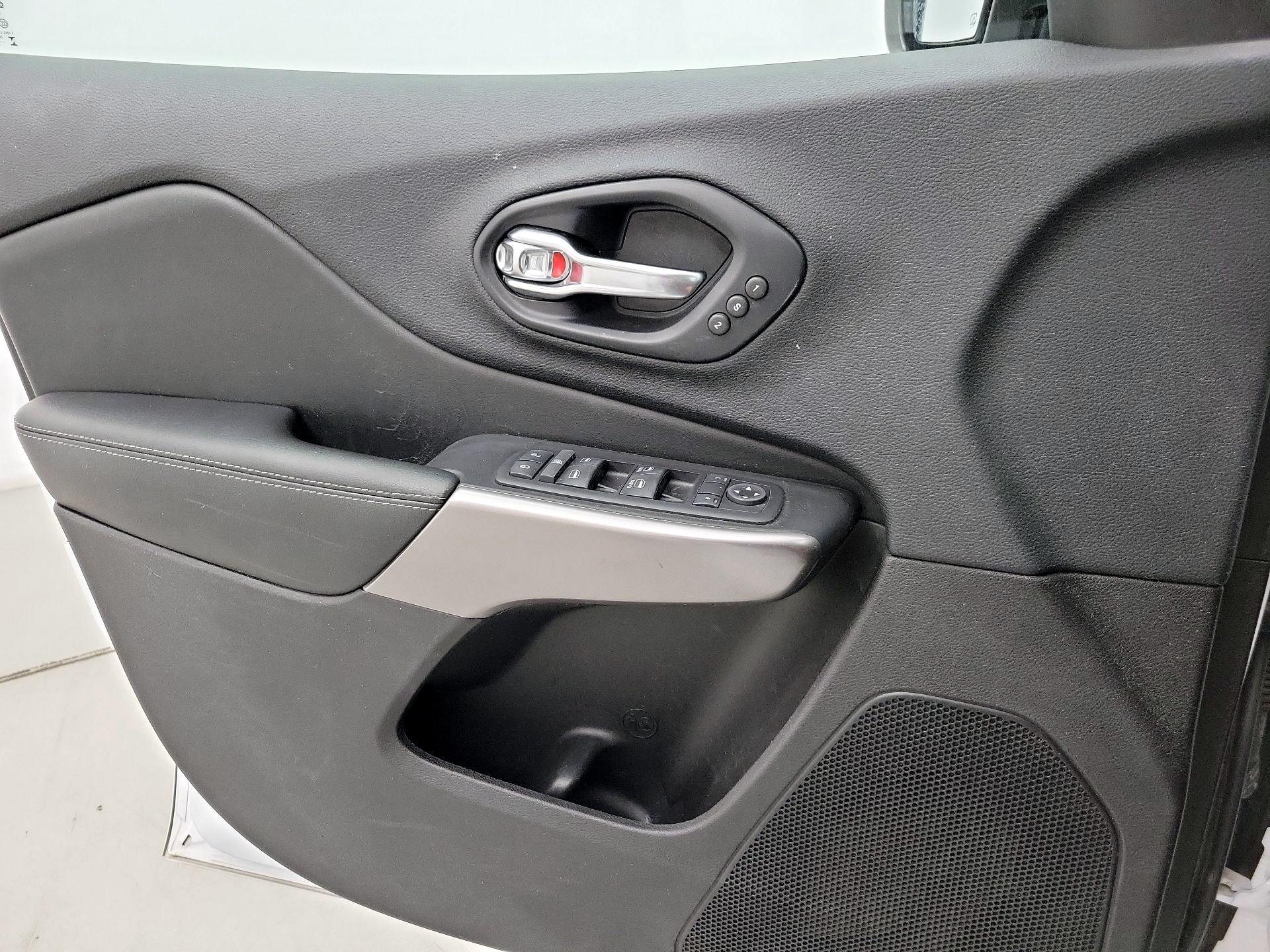 Thumbnail: 2019 Jeep Cherokee - 12