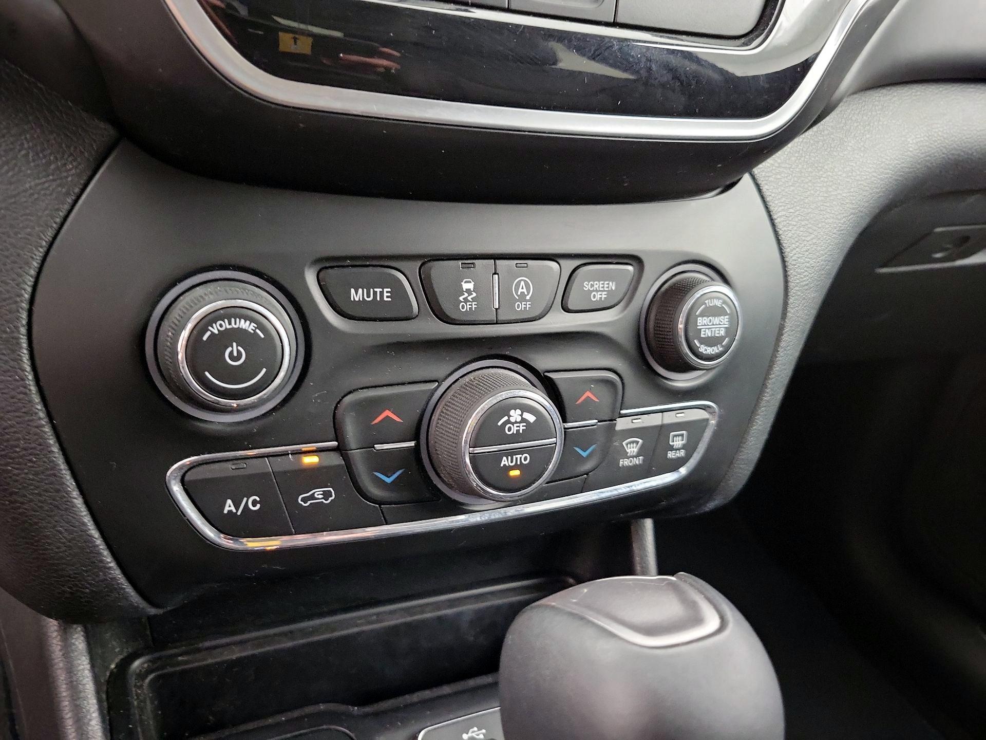 Thumbnail: 2019 Jeep Cherokee - 17