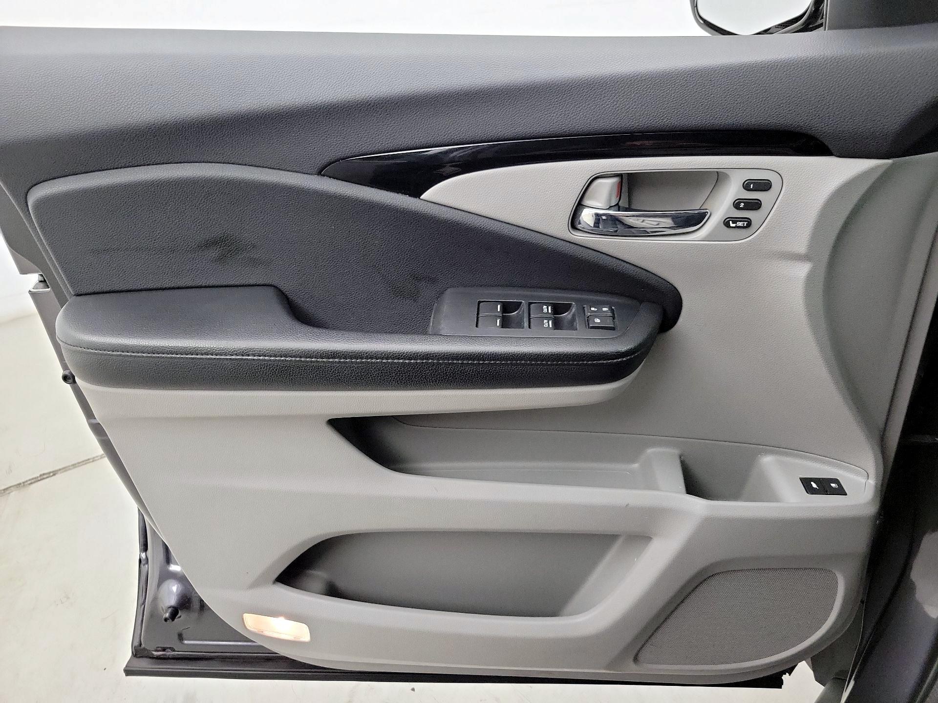 Thumbnail: 2017 Honda Pilot - 12