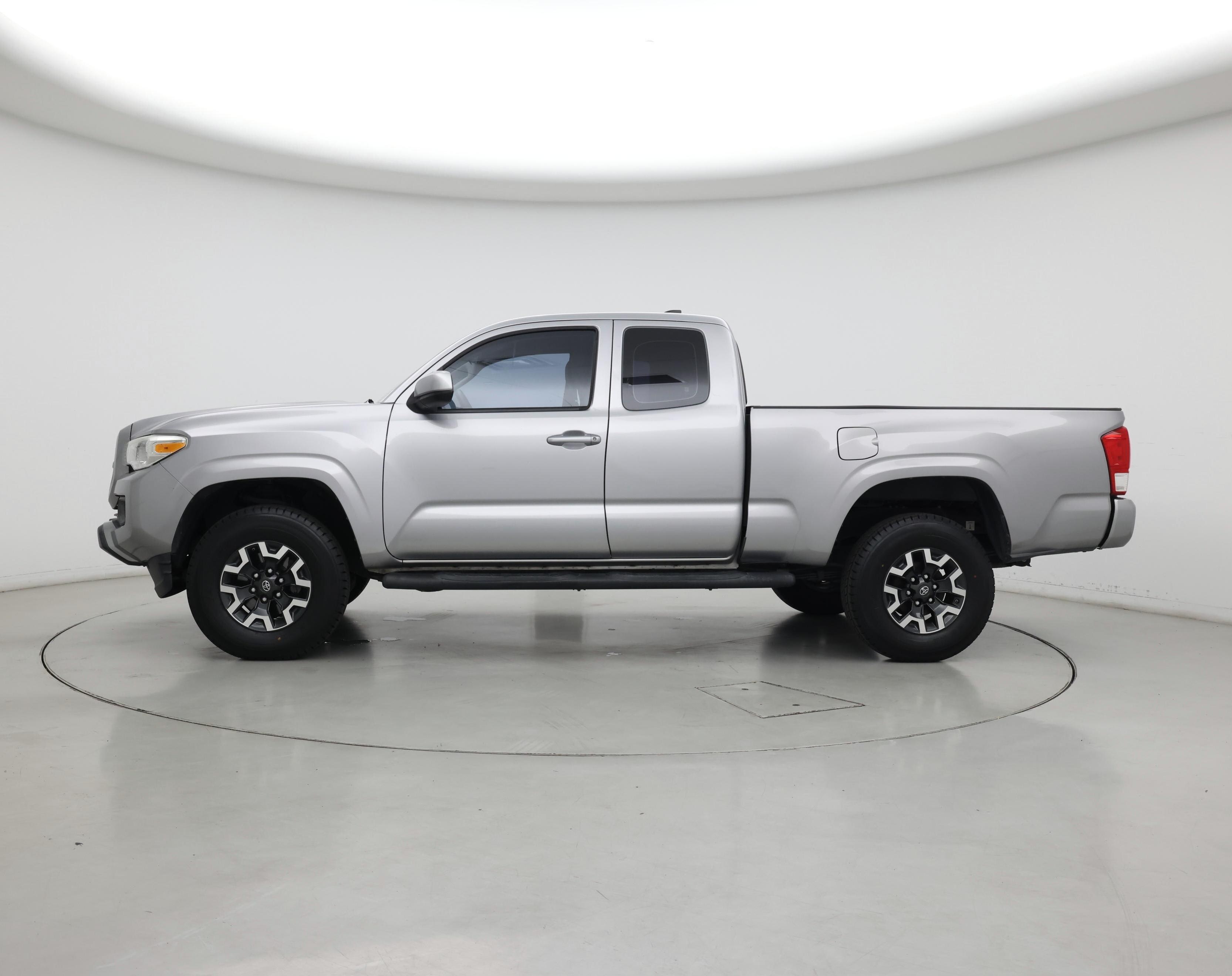 Thumbnail: 2017 Toyota Tacoma - 3